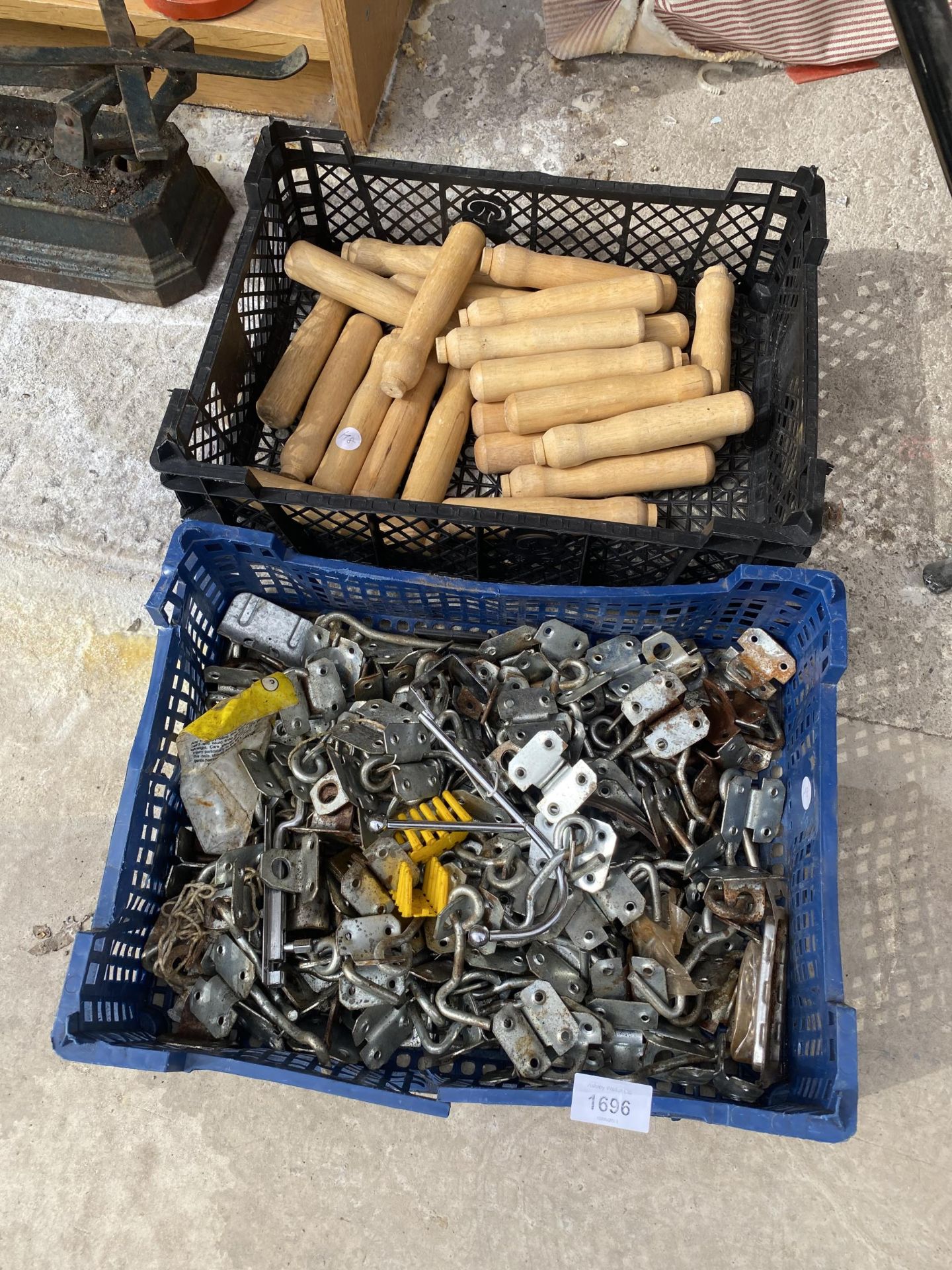 AN ASSORTMENT OF ITEMS TO INCLUDE LATCHES AND FILE HANDLES ETC