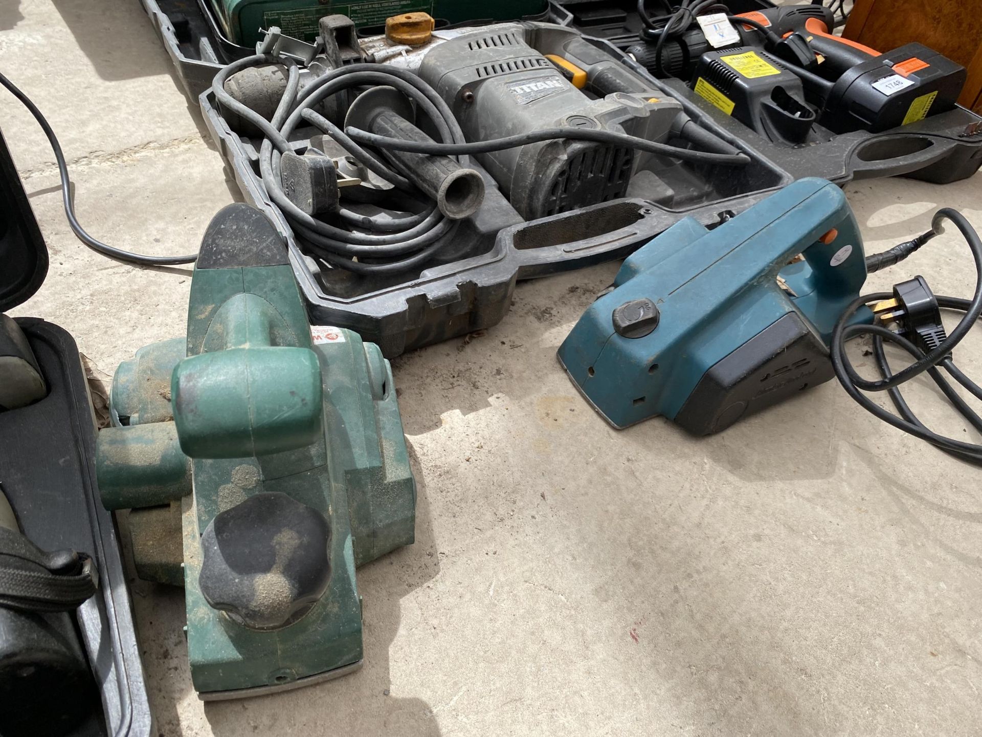 AN ASSORTMENT OF POWER TOOLS TO INCLUDE A TITAN HAMMER DRILL, A CHALLENGE BATTERY DRILL AND AN - Image 3 of 3
