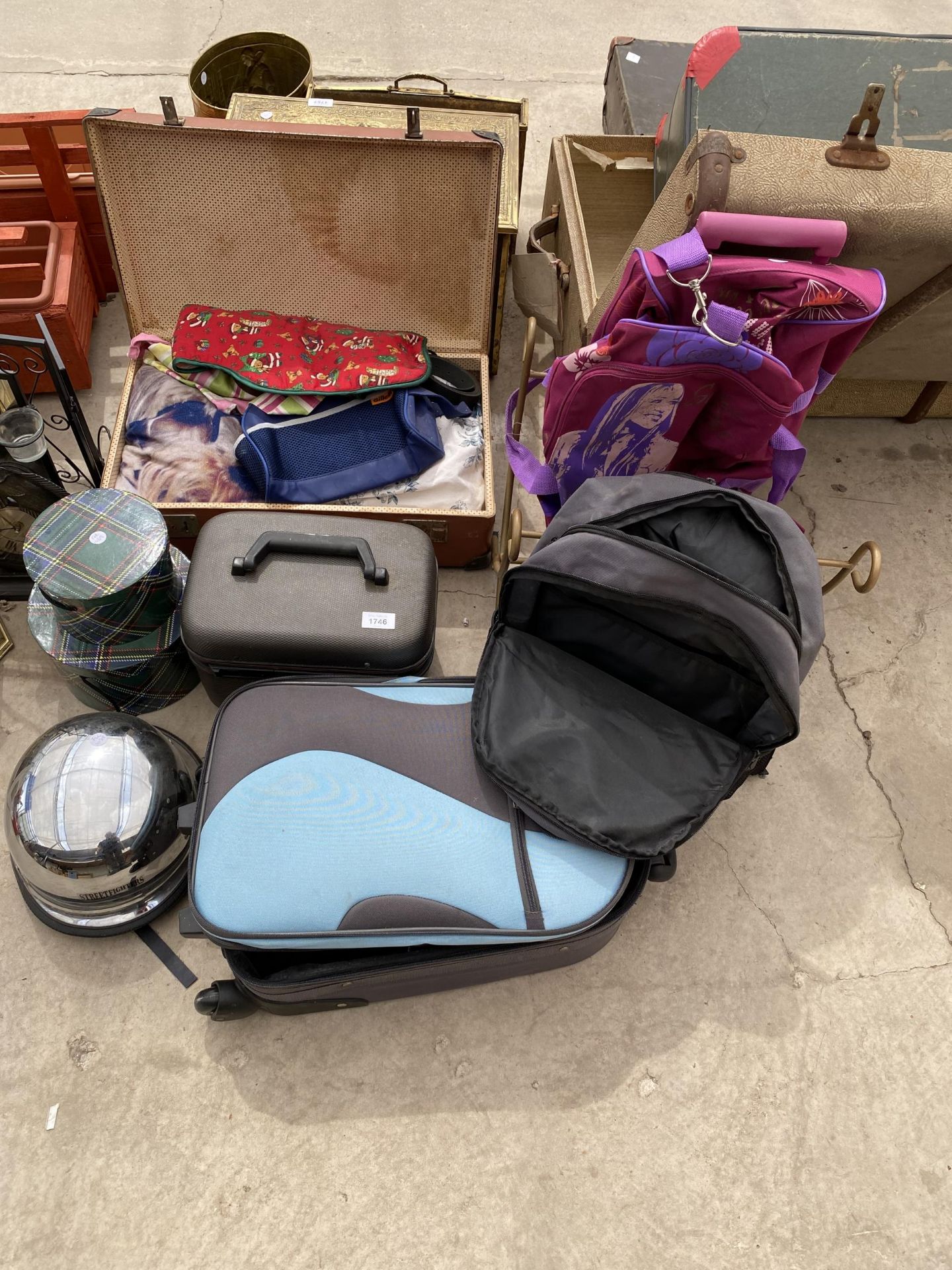 AN ASSORTMENT OF ITEMS TO INCLUDE A LOG STAND, A VANITY CASE AND SUITCASES ETC