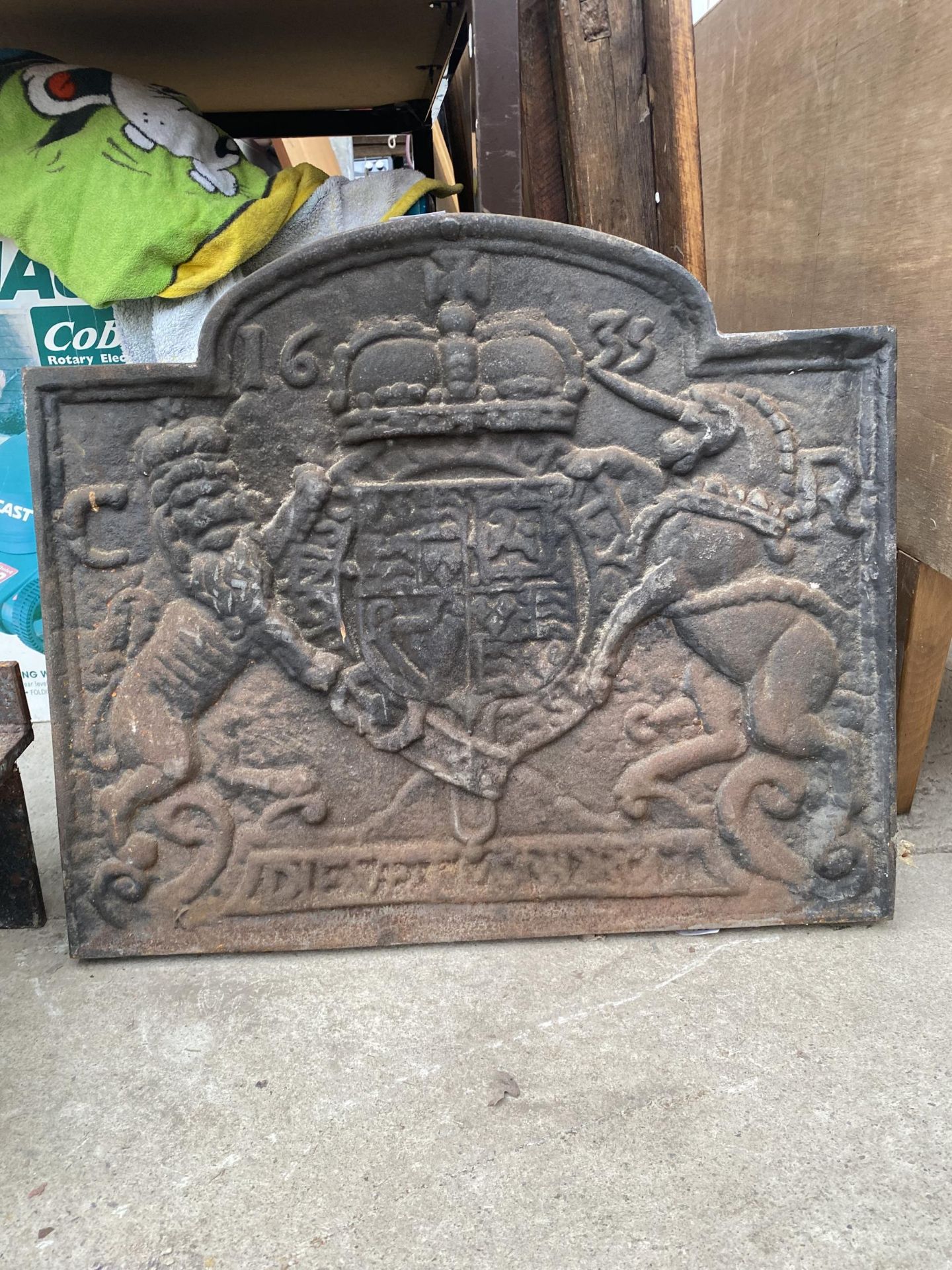 A HEAVY DECORATIVE CAST IRON FIRE BACK