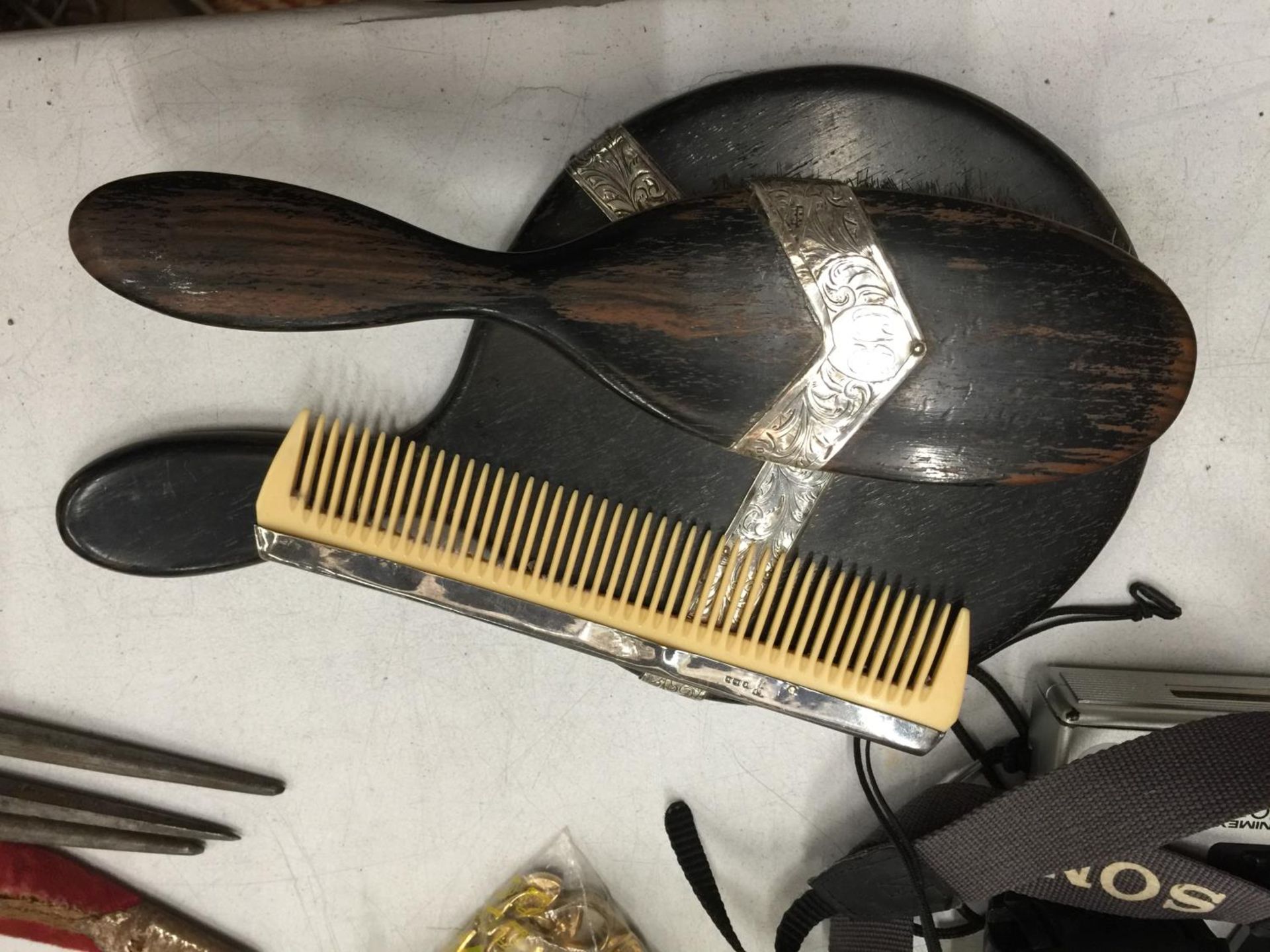 A BRUSH, COMB AND HAND MIRROR SET WITH WOODEN BACK AND SILVER DECORATION HALLMARKED FOR LONDON - Image 2 of 6