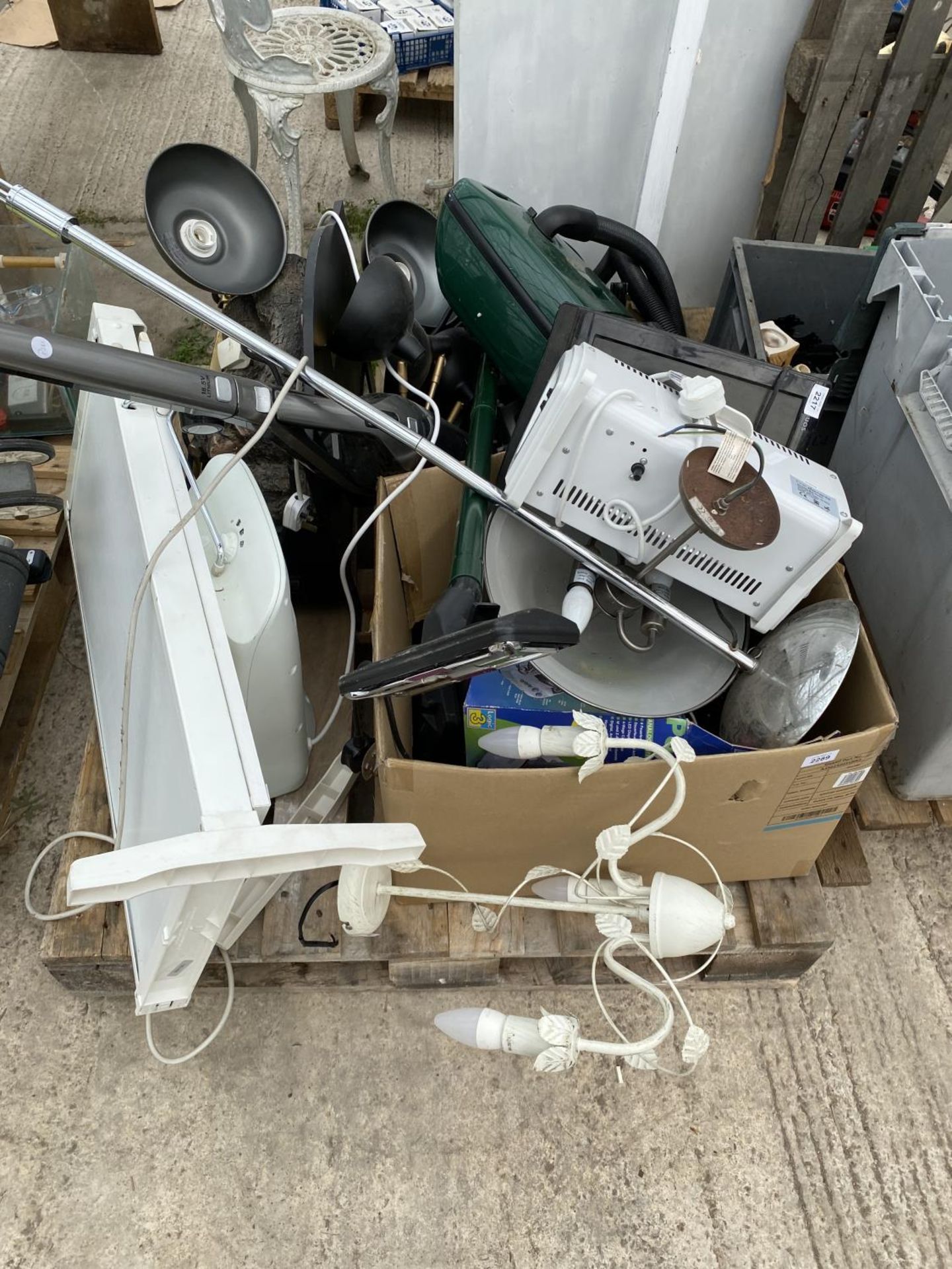 AN ASSORTMENT OF HOUSEHOLD CLEARANCE ITEMS TO INCLUDE LAMPS AND HOOVERS ETC