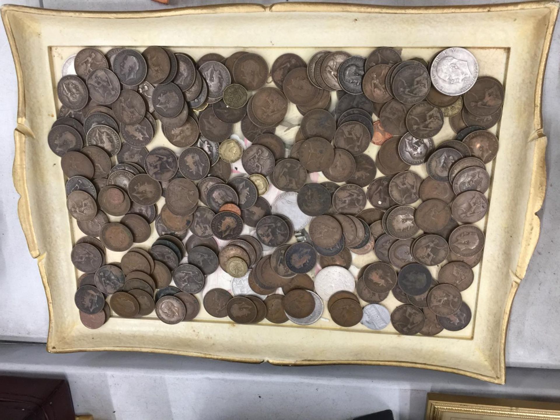 A TRAY CONTAINING A COLLECTION OF PRE-DECIMAL COINS TO INCLUDE PENNIES, THREEPENNY BITS, ETC - Image 2 of 8