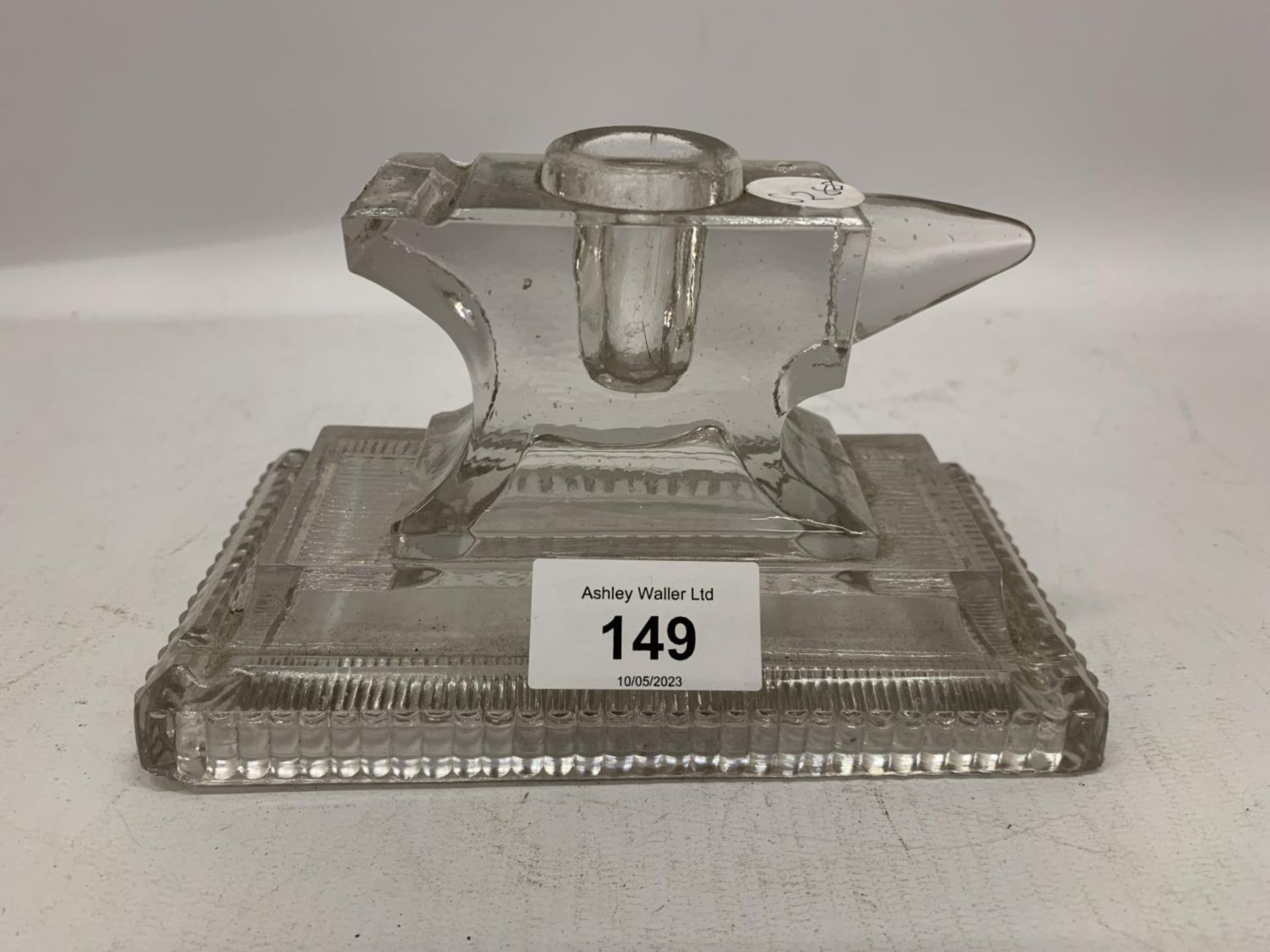 A GLASS INKWELL IN THE SHAPE OF AN ANVIL HEIGHT 9CM, WIDTH 16CM