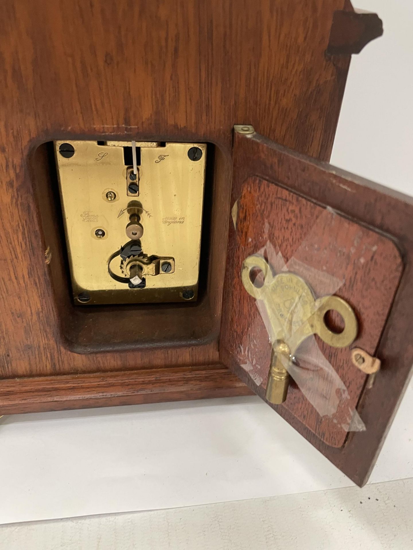 A GARRARD OF LONDON OAK MANTLE CLOCK WITH KEY - Image 4 of 5