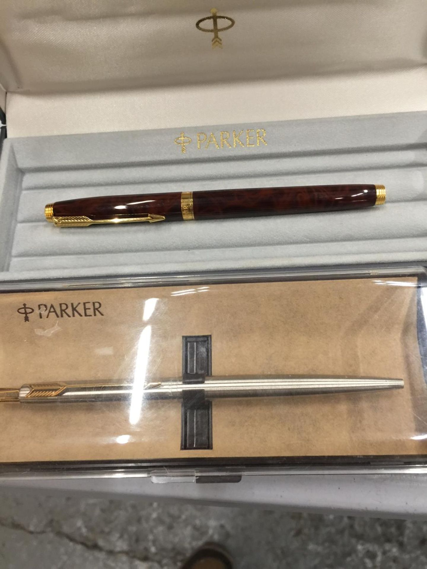 A BOXED PARKER FOUNTAIN PEN WITH A 14CT GOLD NIB, A BOXED PARKER BALLPOINT PEN AND A BURR WALNUT - Image 3 of 6