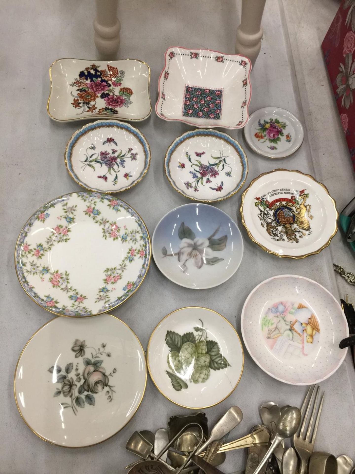 A QUANTITY OF TRINKET PLATES AND PIN DISHES TO INCLUDE ROYAL COPENHAGEN, MASON'S, ROYAL ALBERT, - Image 2 of 10