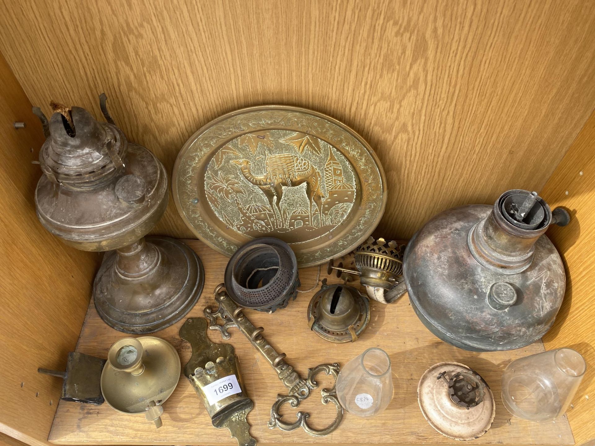 AN ASSORTMENT OF VINTAGE ITEMS TO INCLUDE A BRASS KEY HOOK, OIL LAMPS AND SCALES ETC - Image 2 of 4