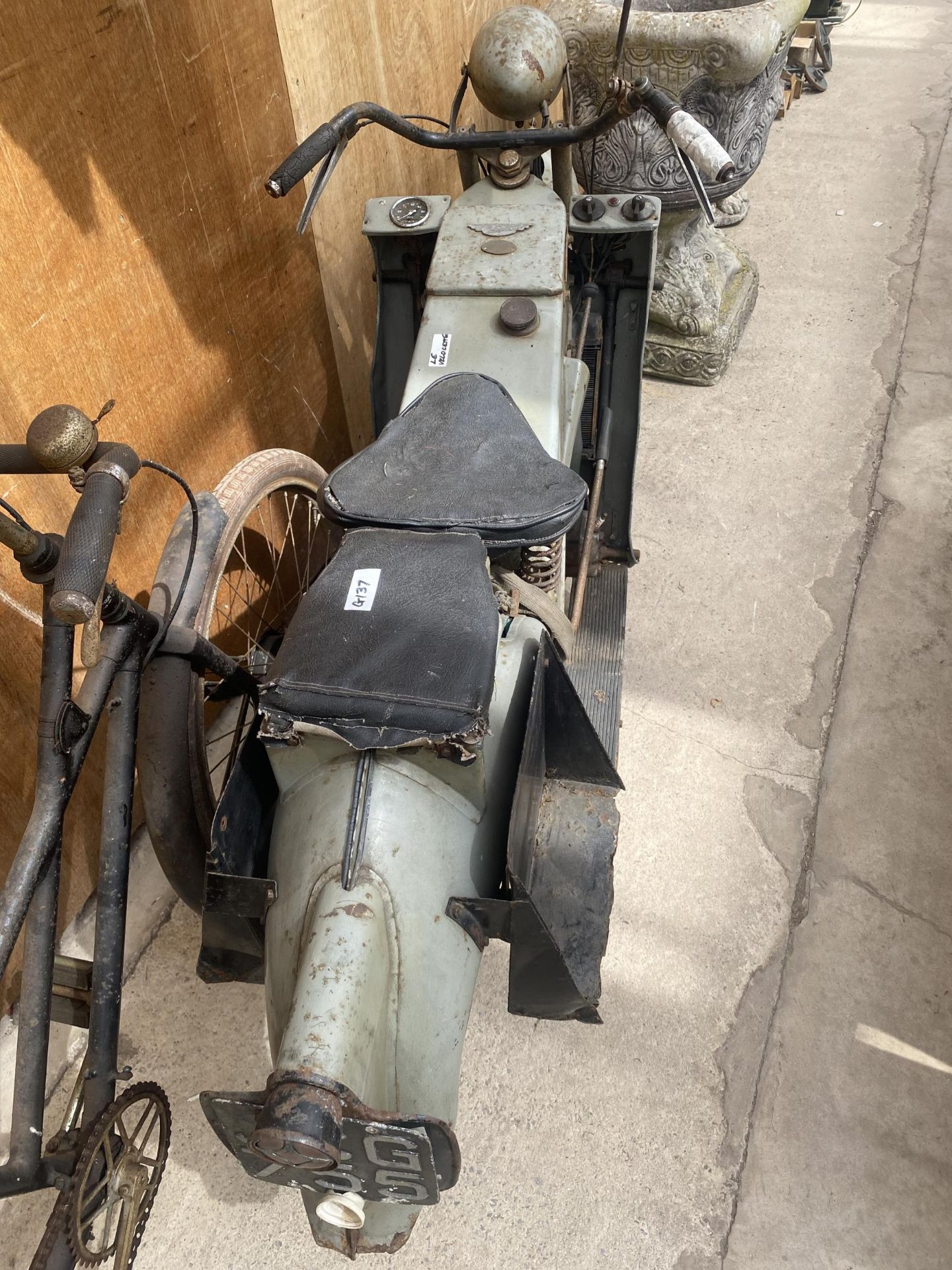 A VINTAGE VELOCETTE LE 200 MOTORBIKE BELIEVED FIRST REGISTERED IN 1951 REGISTERED ON A V5 WITH A - Image 3 of 9