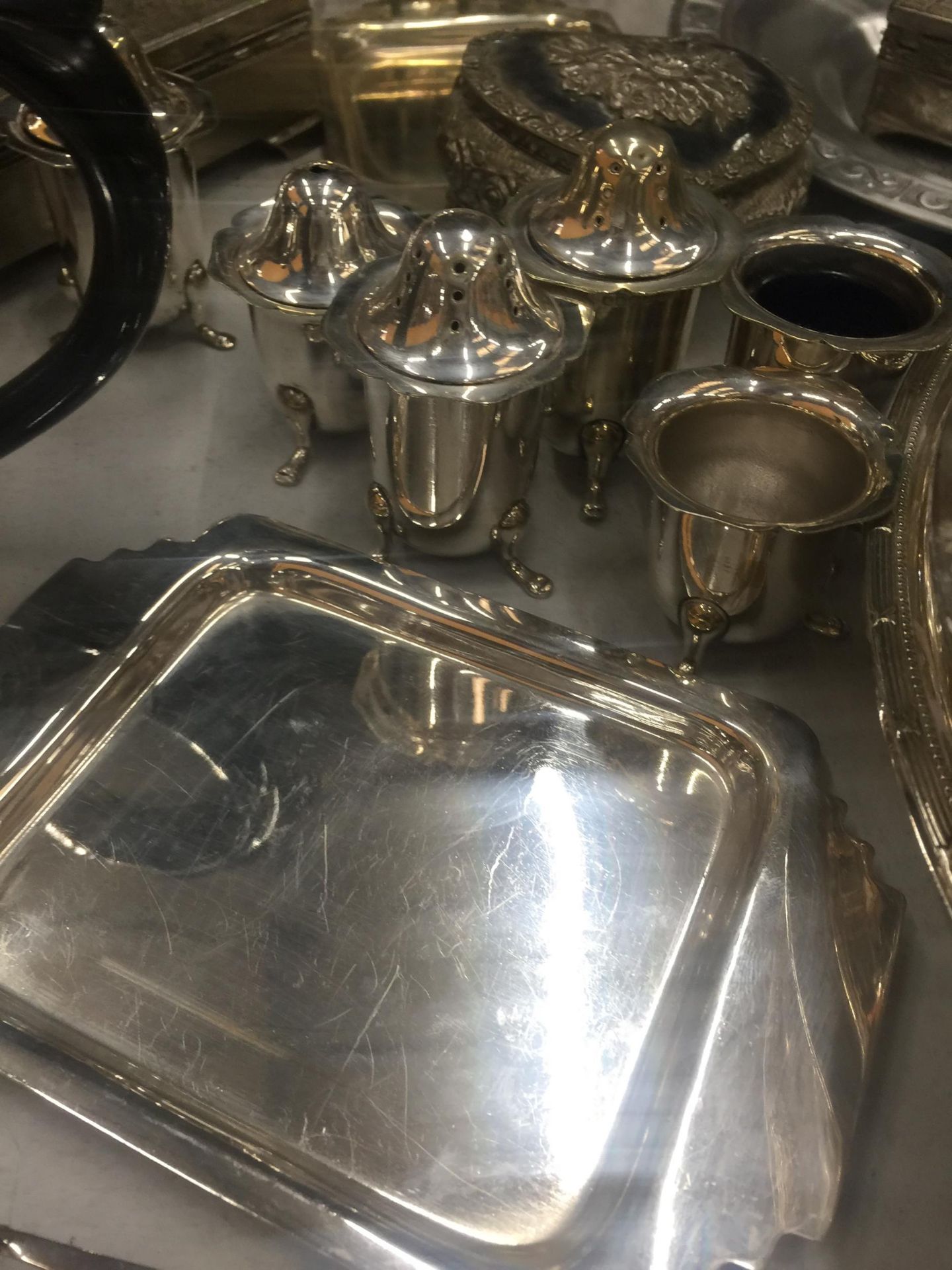 A LARGE QUANTITY OF SILVER PLATED ITEMS TO INCLUDE FLATWARE, CRUETS, A TEAPOT, SERVING DISHES, A - Image 6 of 7