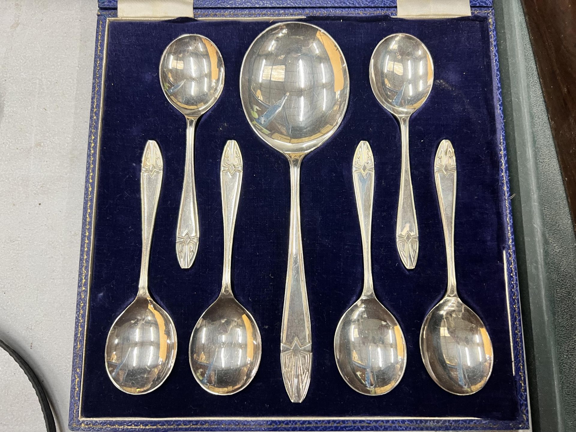 A QUANTITY OF BOXED VINTAGE FLATWARE TO INCLUDE SPOONS, KNIVES AND FORKS AND A PART MANICURE SET - Image 4 of 6