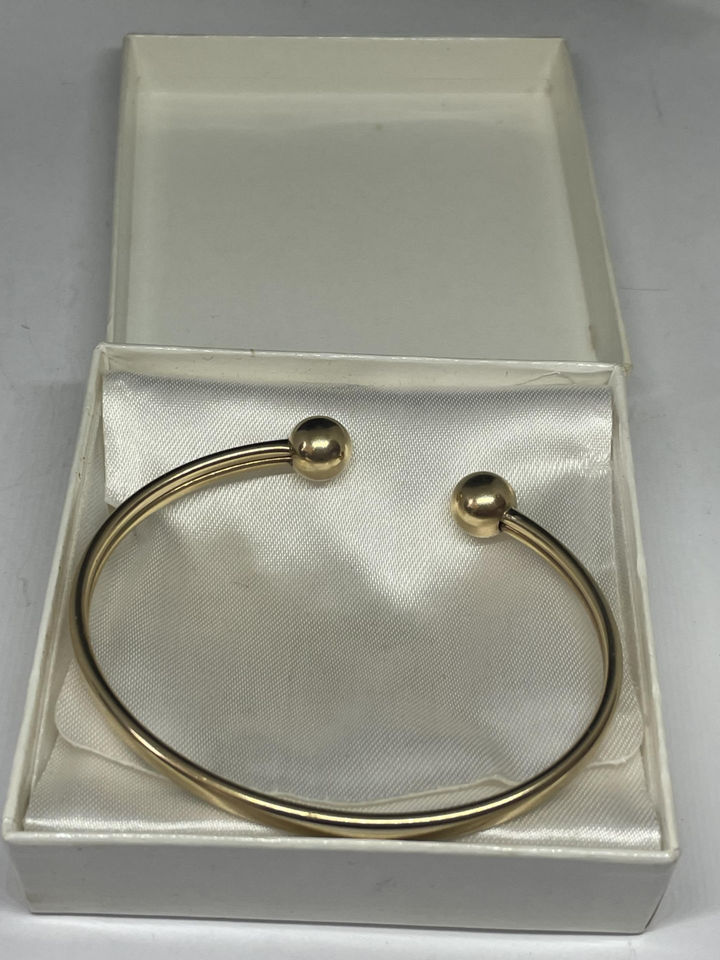 A 9 CARAT GOLD BANGLE GROSS WEIGHT 9.06 GRAMS WITH A PRESENTATION BOX - Image 4 of 4