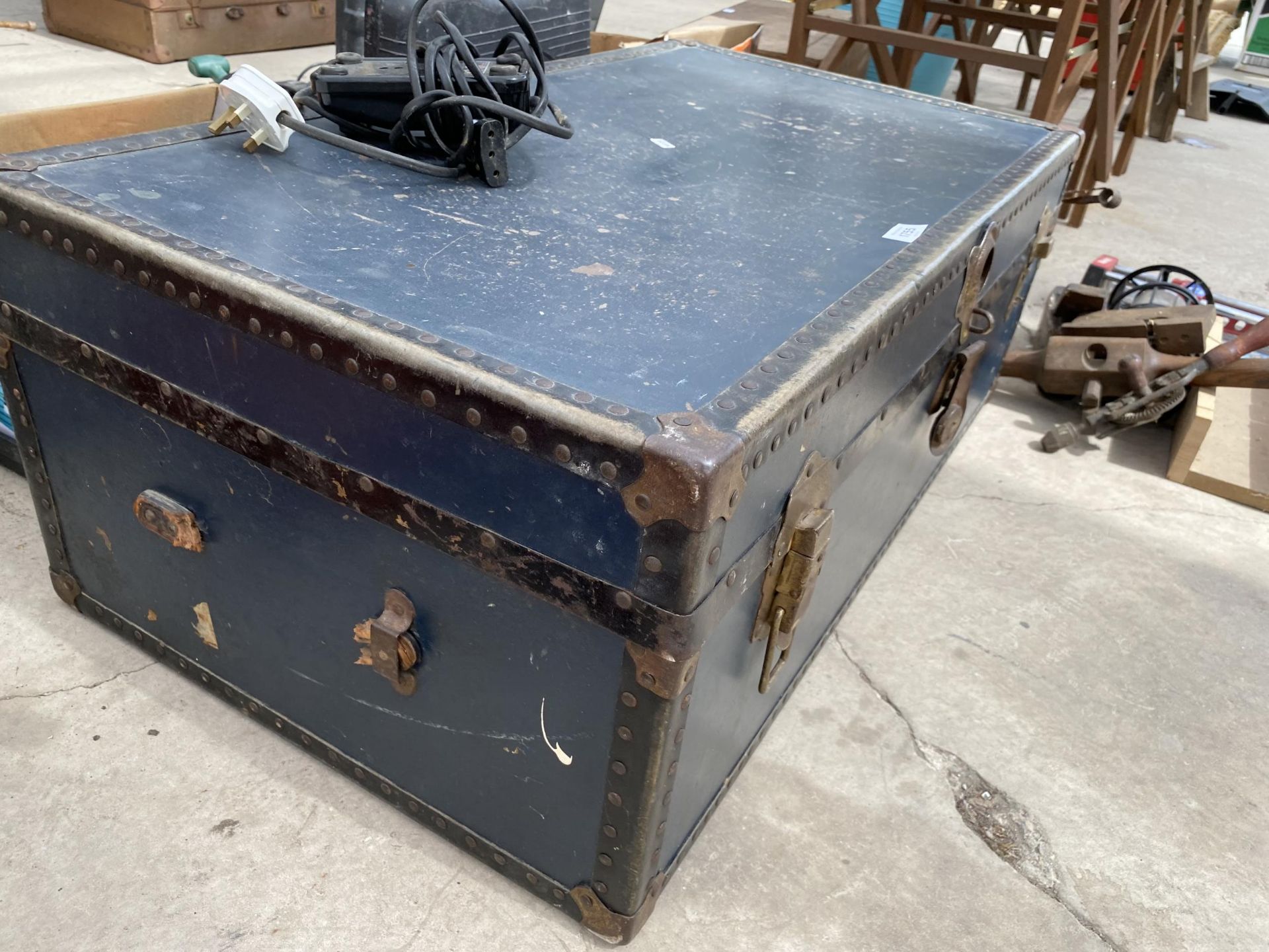 A VINTAGE TRAVEL TRUNK - Image 2 of 3