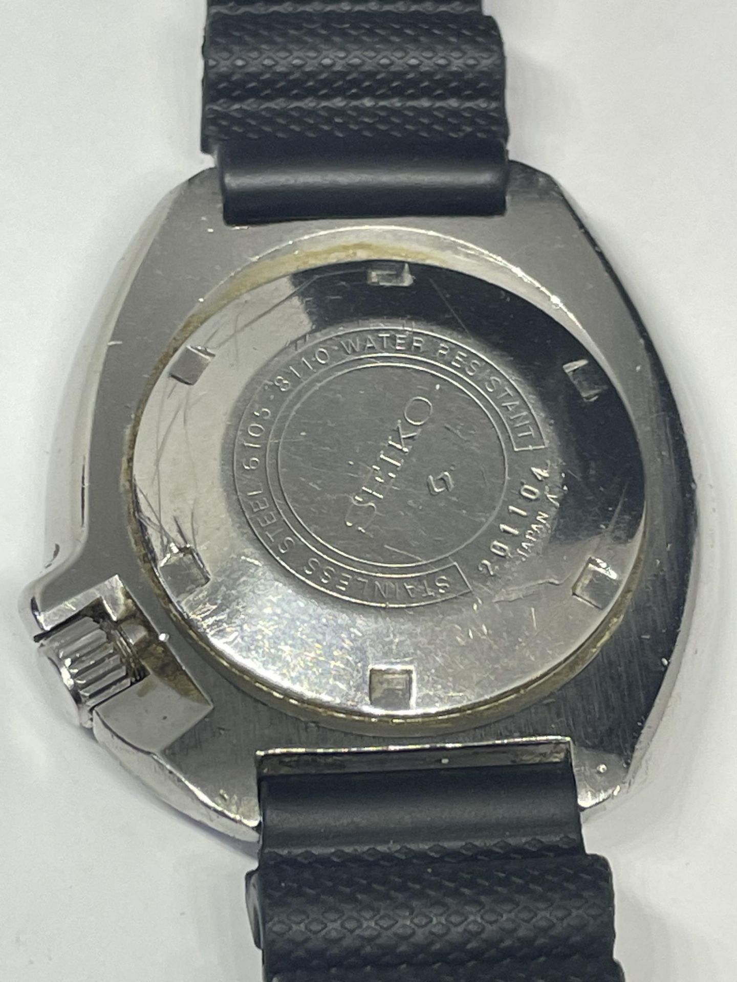 A VINTAGE SEIKO 'CAPTAIN WILLARD' 6105-8110 GENTS DIVERS WRIST WATCH, SEEN WORKING BUT NO WARRANTIES - Image 3 of 4