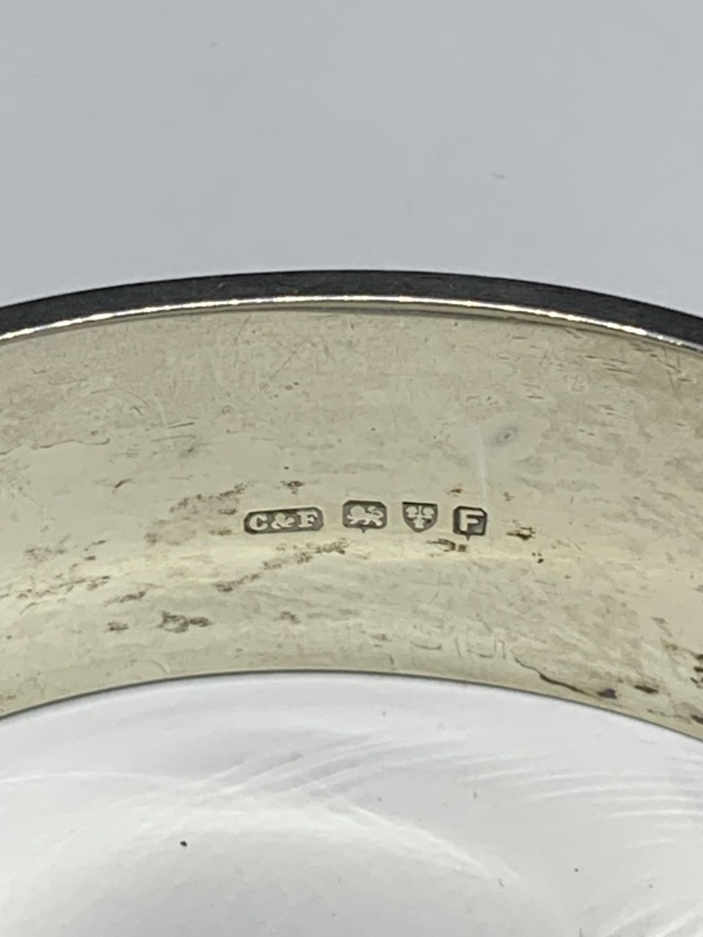 A HALLMARKED CHESTER SILVER BANGLE - Image 3 of 3