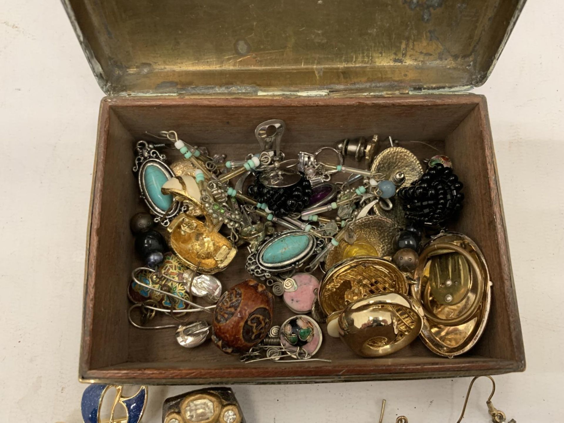 A SMALL BRASS BOX CONTAINING A QUANTITY OF COSTUME JEWELLERY - Image 2 of 5