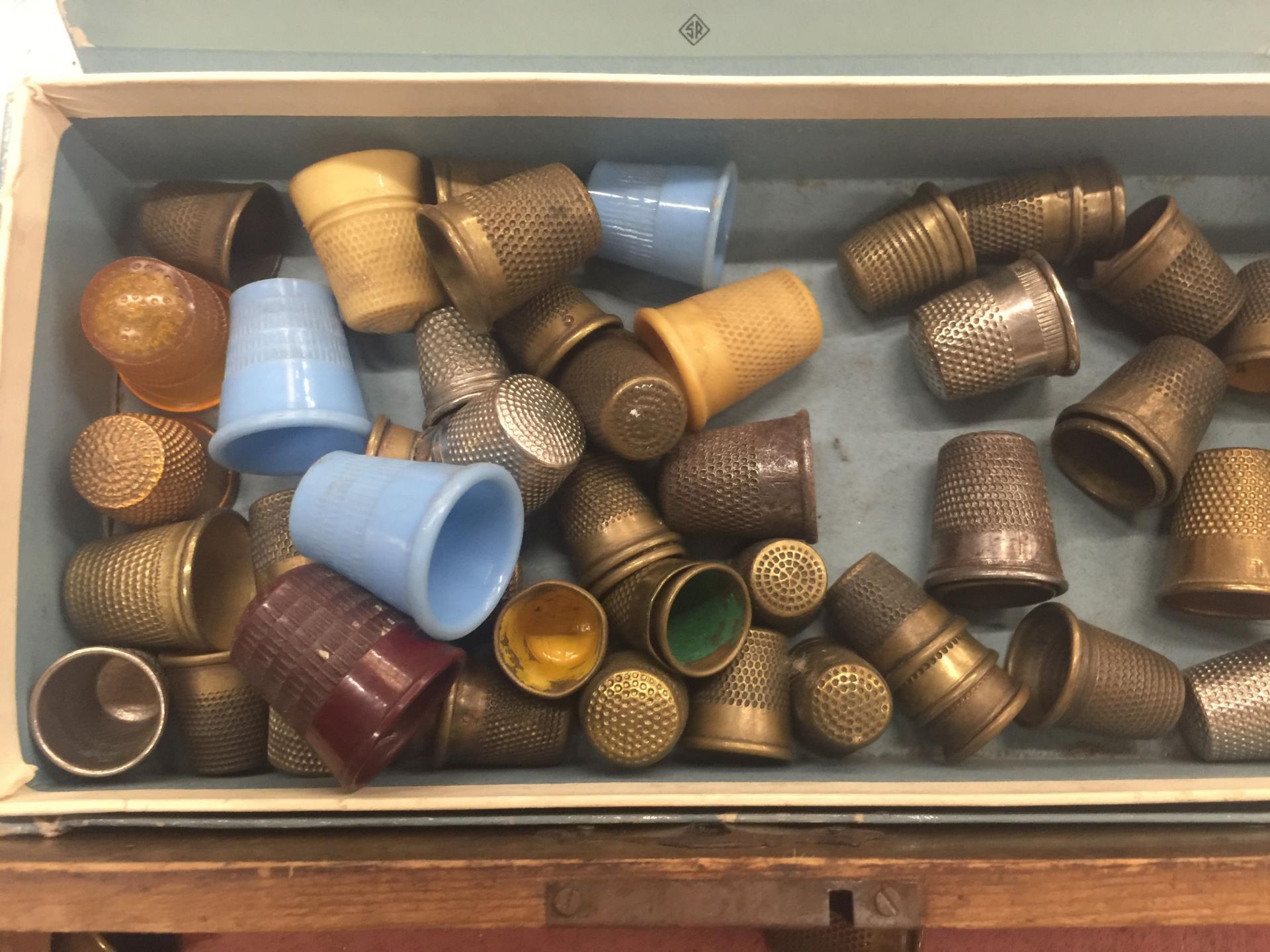 A QUANTITY OF VINTAGE THIMBLES - Image 3 of 3