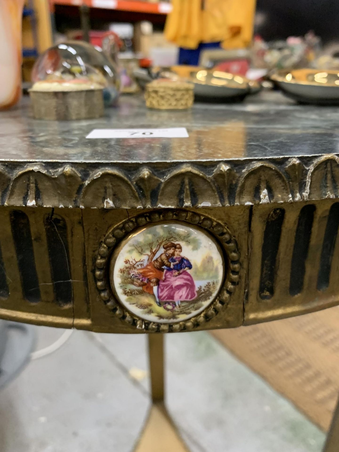 A VINTAGE GILT AND MARBLE EFFECT CIRCULAR TOPPED TABLE WITH ASSORTED CERAMICS AND GLASS - Image 2 of 4