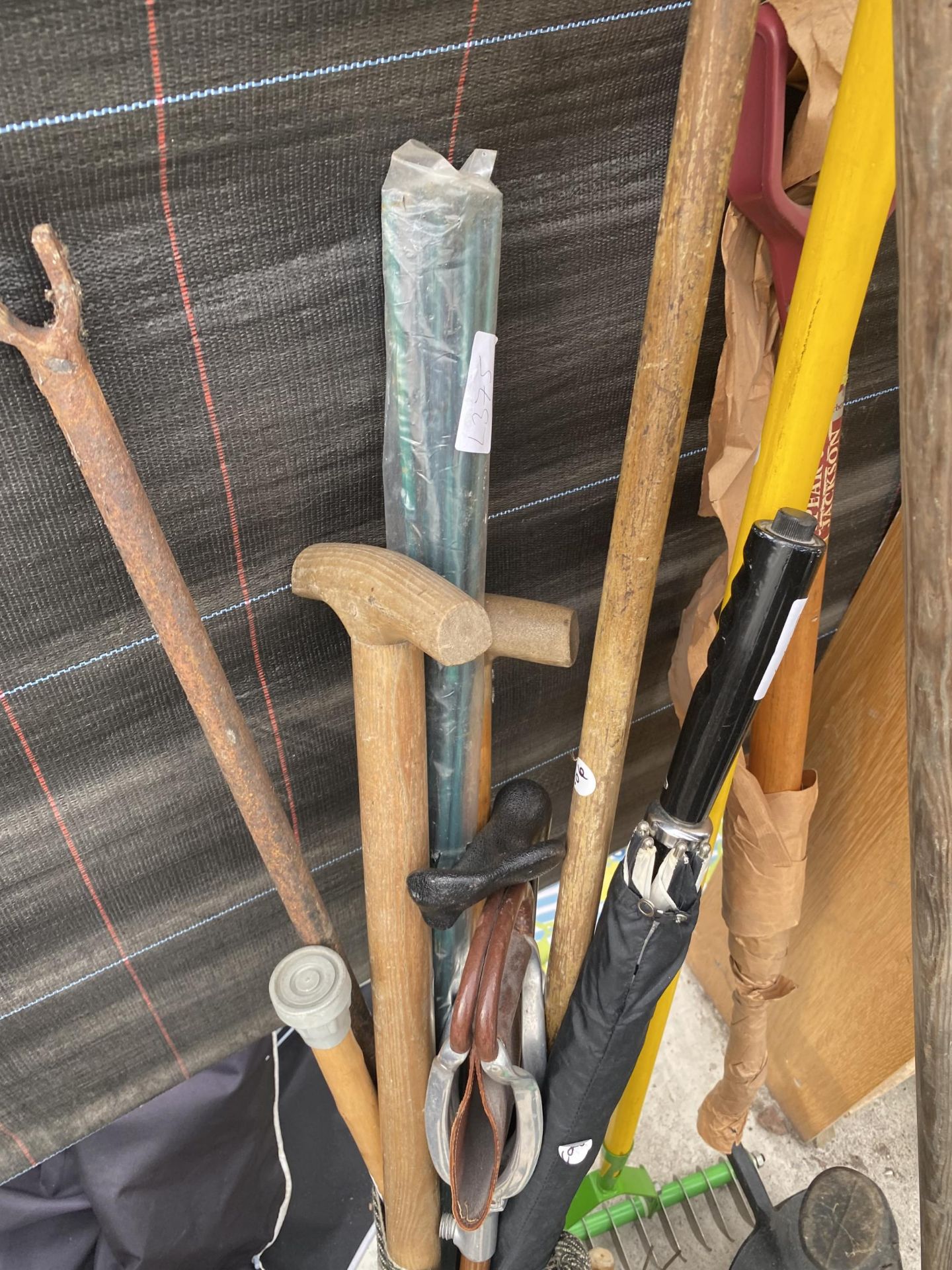 AN ASSORTMENT OF GARDEN TOOLS TO INCLUDE RAKES, FORKS AND A HOSE REEL ETC - Image 3 of 5