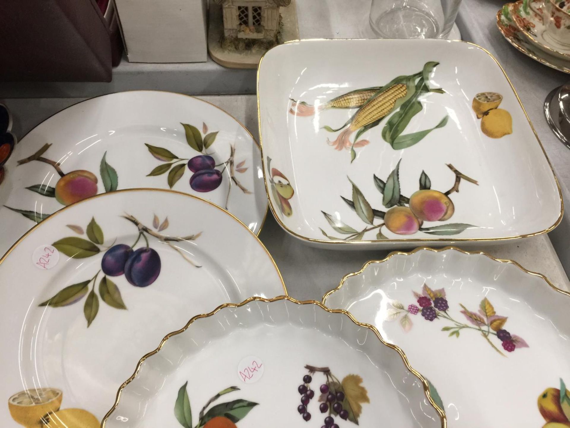 A QUANTITY OF ROYAL WORCESTER 'EVESHAM' DINNERWARE TO INCLUDE SERVING DISHES, FLAN DISHES, PLATES - Image 8 of 8