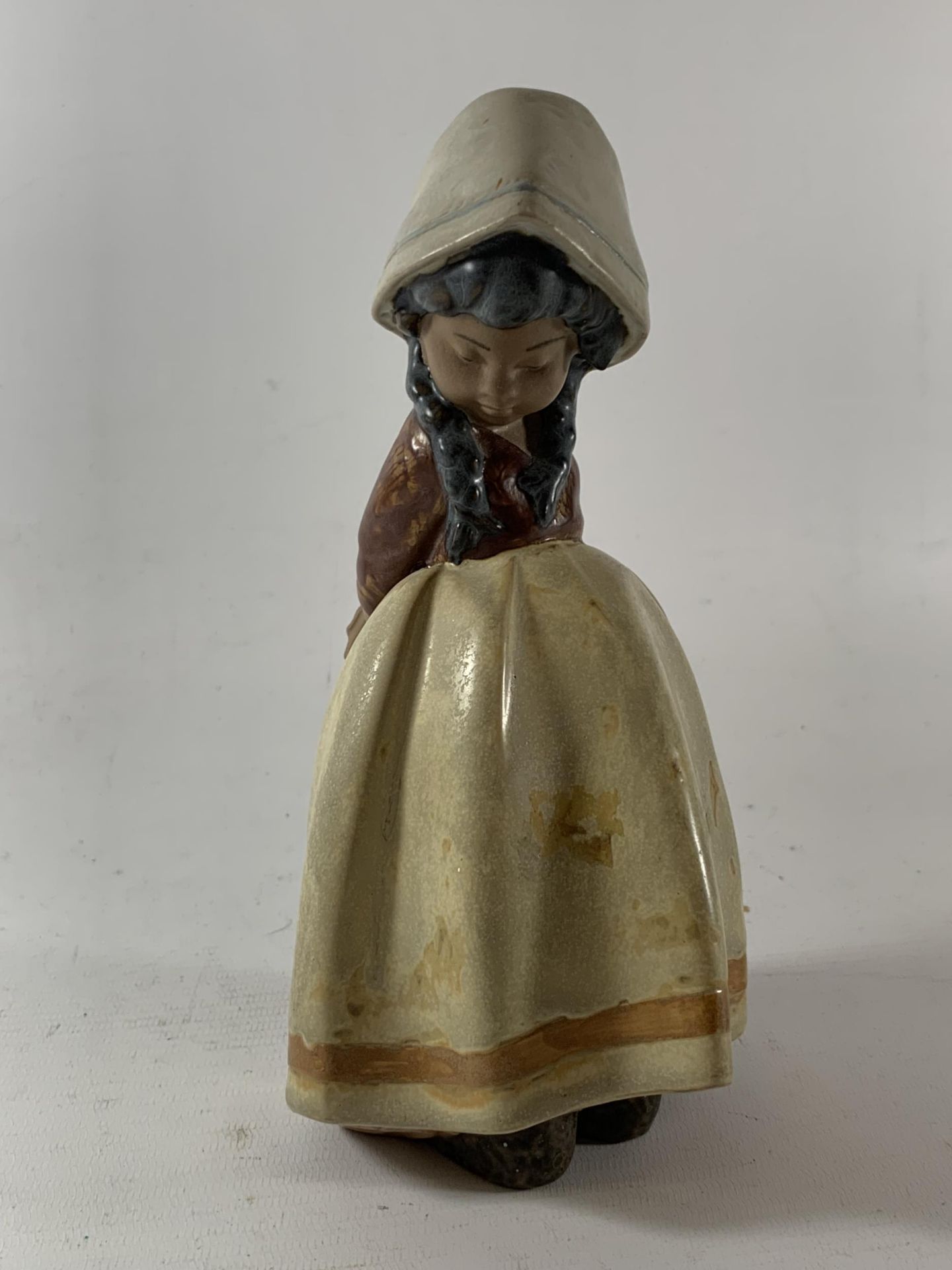 A LLADRO MATTE MODEL OF A GIRL