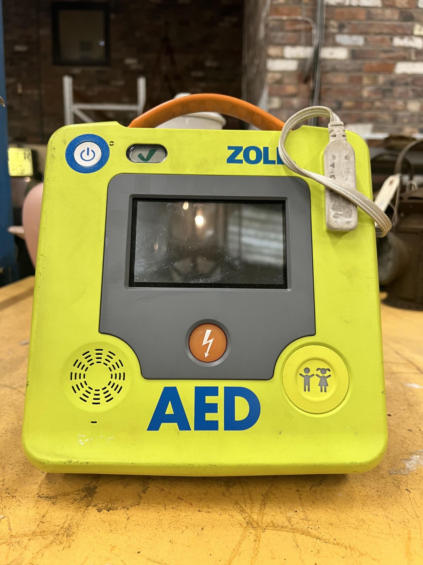 A ZOLL AED DEFIBRILATOR MACHINE