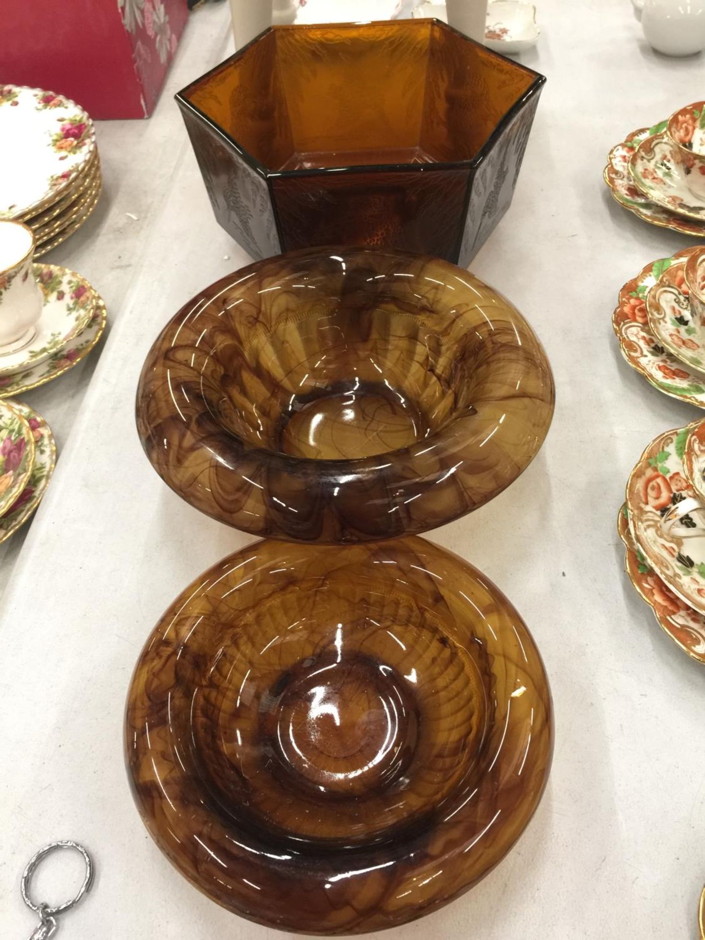 THREE AMBER CLOUD GLASSWARE BOWLS TO INCLUDE ONE WITH EMBOSSED KINGFISHERS