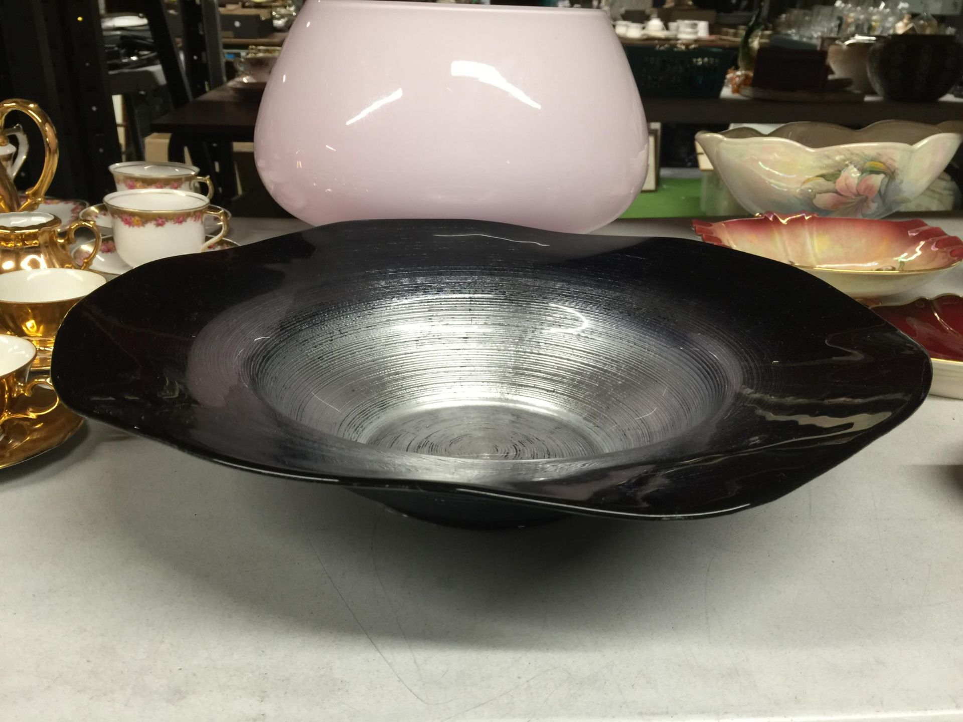 A LARGE PINK GLASS BOWL PLUS A LARGE BLACK AND SILVER BOWL - Image 2 of 3