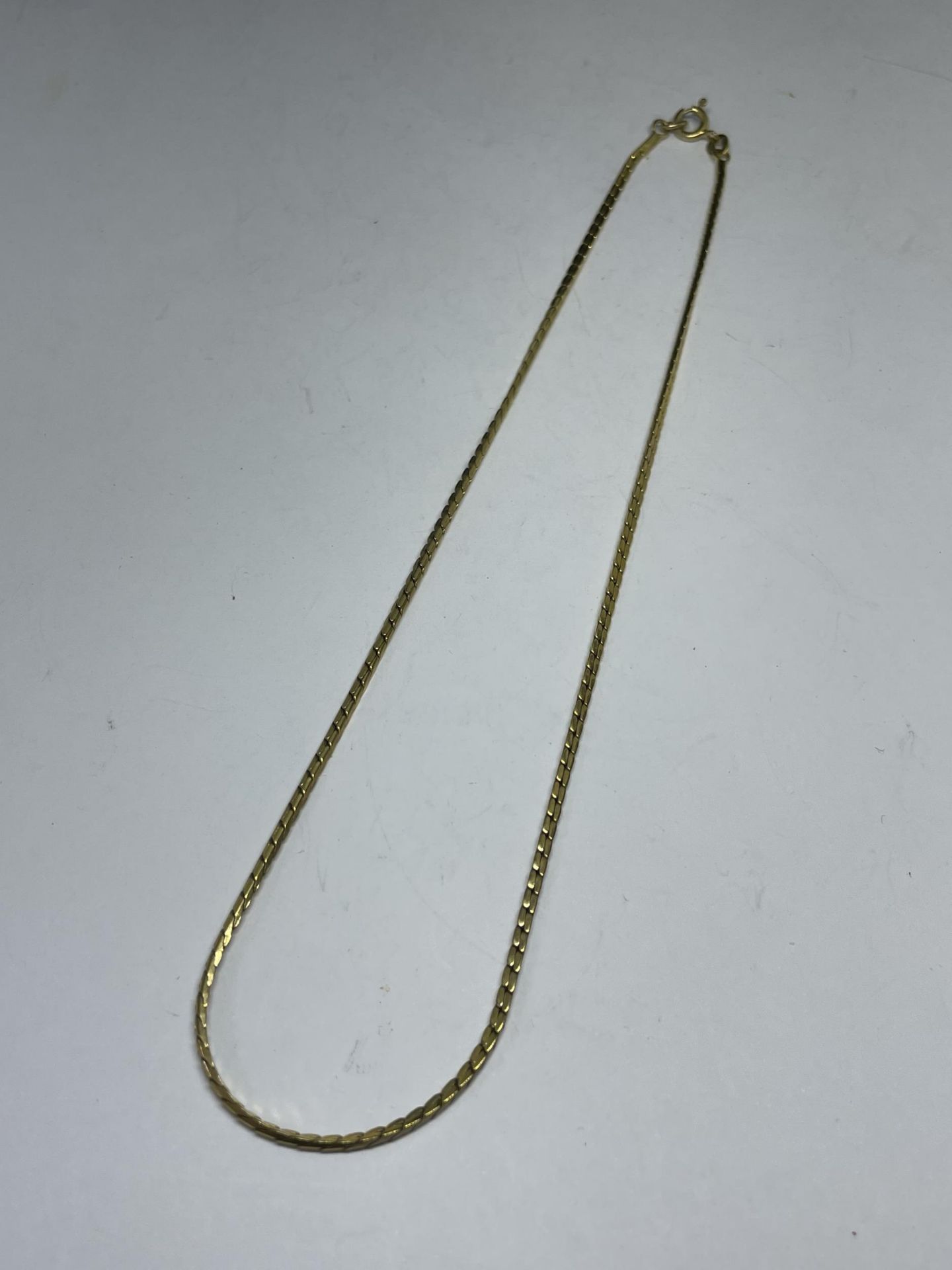 A 9 CARAT GOLD NECKLACE GROSS WEIGHT 7.12 GRAMS IN A PRESENTATION BOX