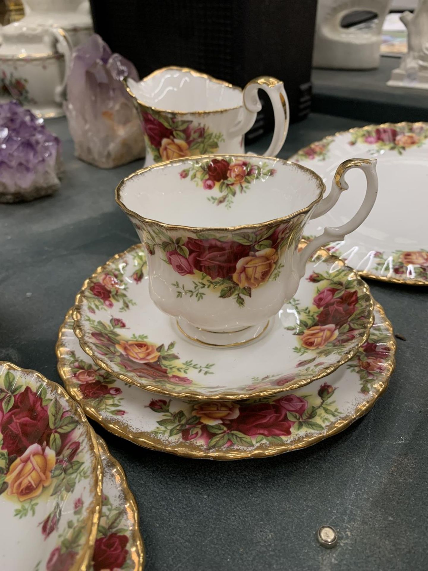 AQUANTITY OF ROYAL ALBERT 'OLD COUNTRY ROSES' TO INCLUDE CUPS, SAUCERS, PLATES, CREAM JUG, SUGAR - Image 3 of 4