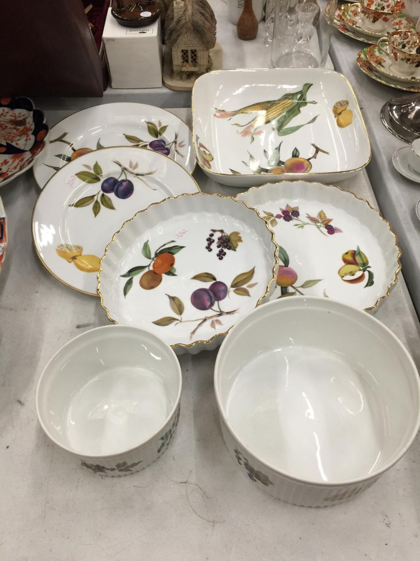 A QUANTITY OF ROYAL WORCESTER 'EVESHAM' DINNERWARE TO INCLUDE SERVING DISHES, FLAN DISHES, PLATES - Image 2 of 8