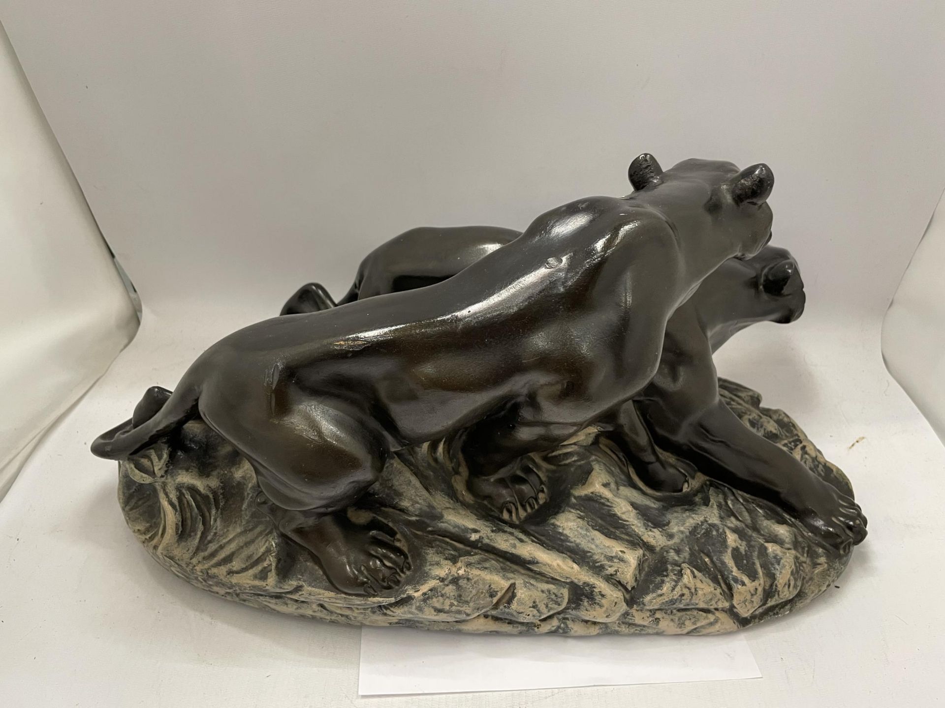 A VINTAGE BRONZE & SPELTER MODEL OF TWO LEOPARDS, LENGTH 45CM - Image 2 of 4