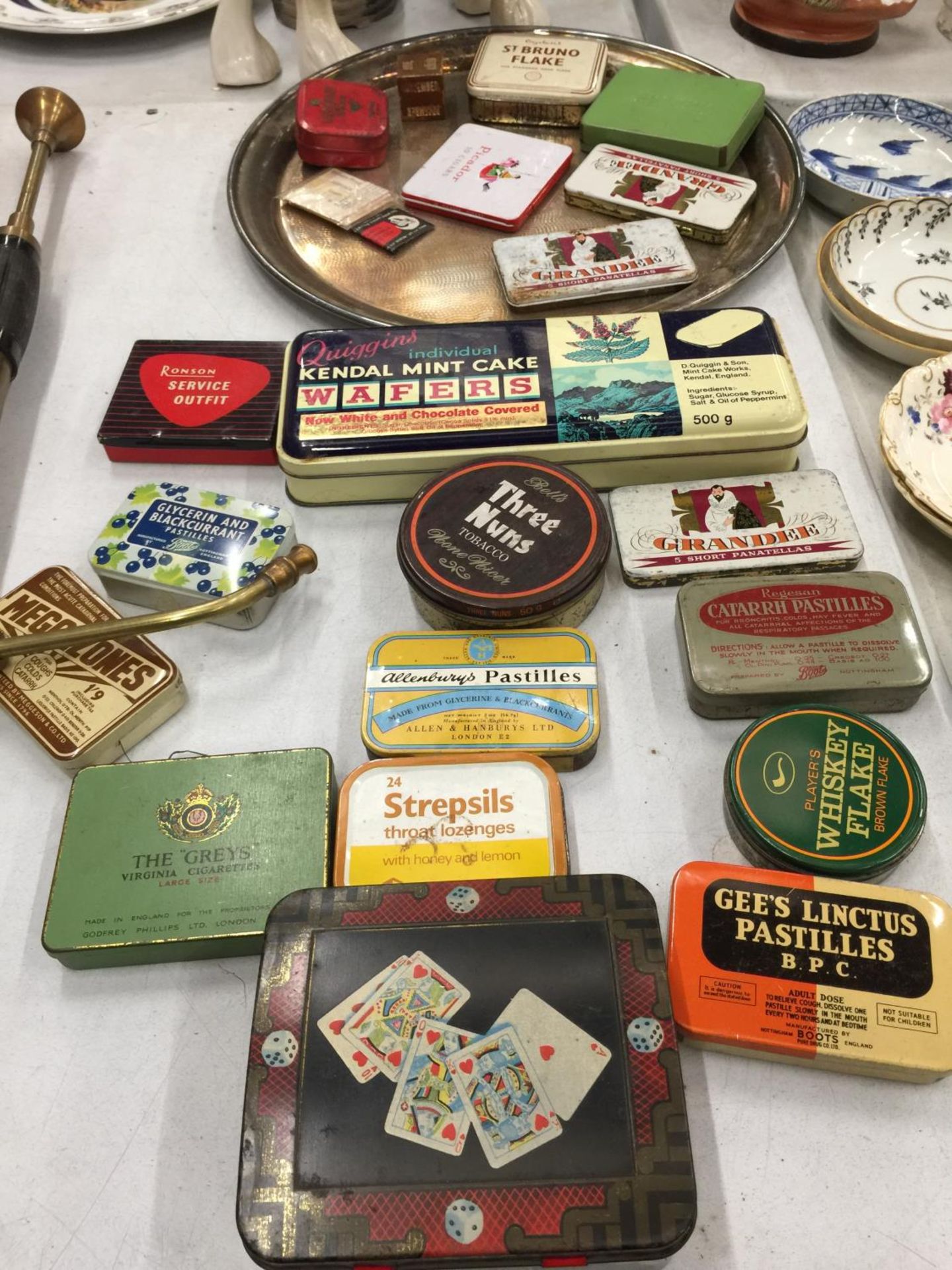 A LARGE COLLECTION OF VINTAGE TINS PLUS A SILVER PLATED TRAY