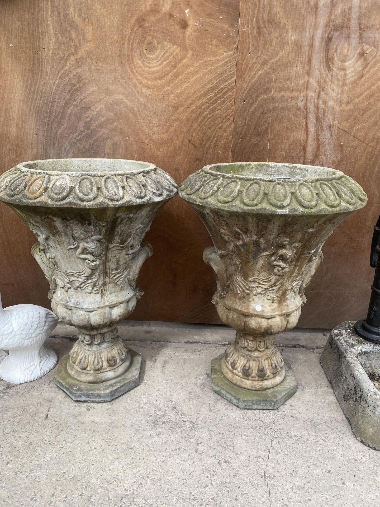 A PAIR OF LARGE RECONSTITUTED STONE URN PLANTERS (H:83CM)