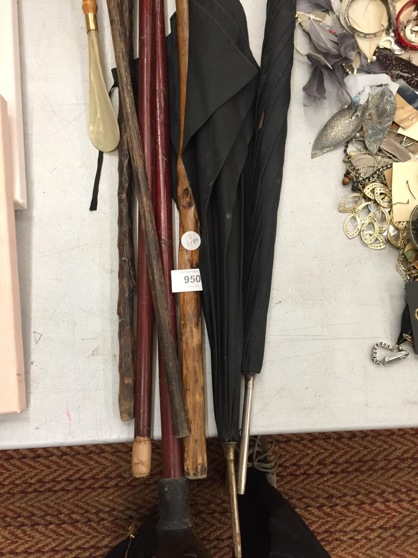 A COLLECTION OF VINTAGE WALKING STICKS, TWO UMBRELLAS ETC - Image 4 of 4