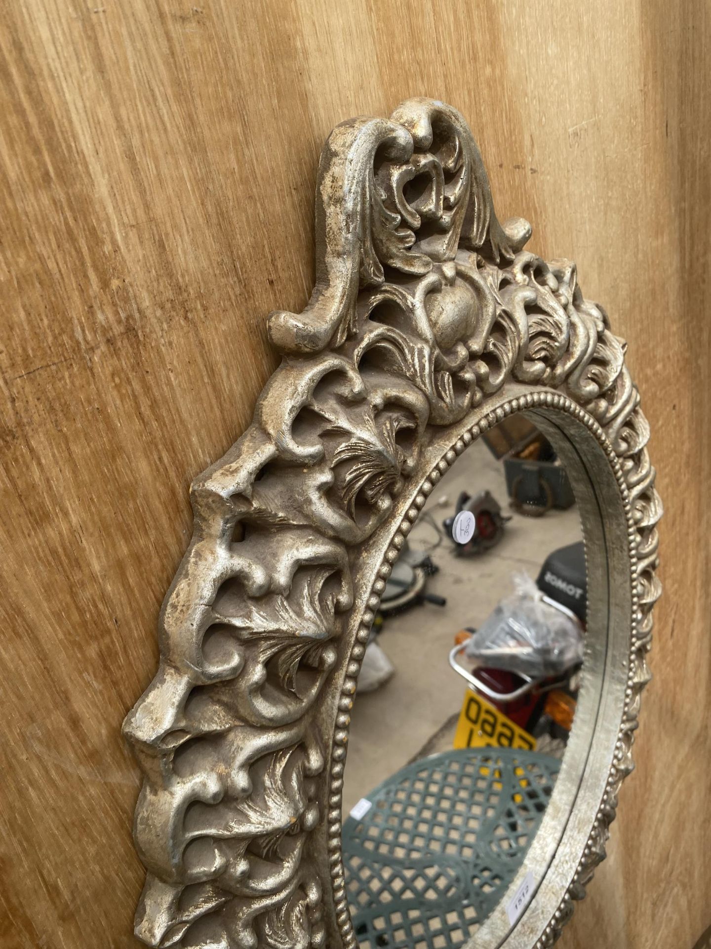 A DECORATIVE SILVER GILT FRAMED WALL MIRROR - Image 2 of 3