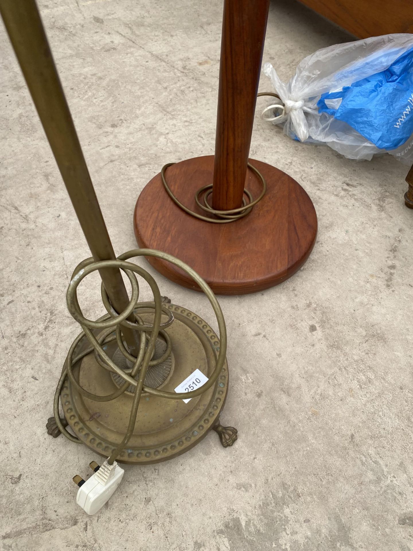 A BRASS STANDARD LAMP ON CLAW FEET AND TURNED COLUMN STANDARD LAMP - Image 2 of 2