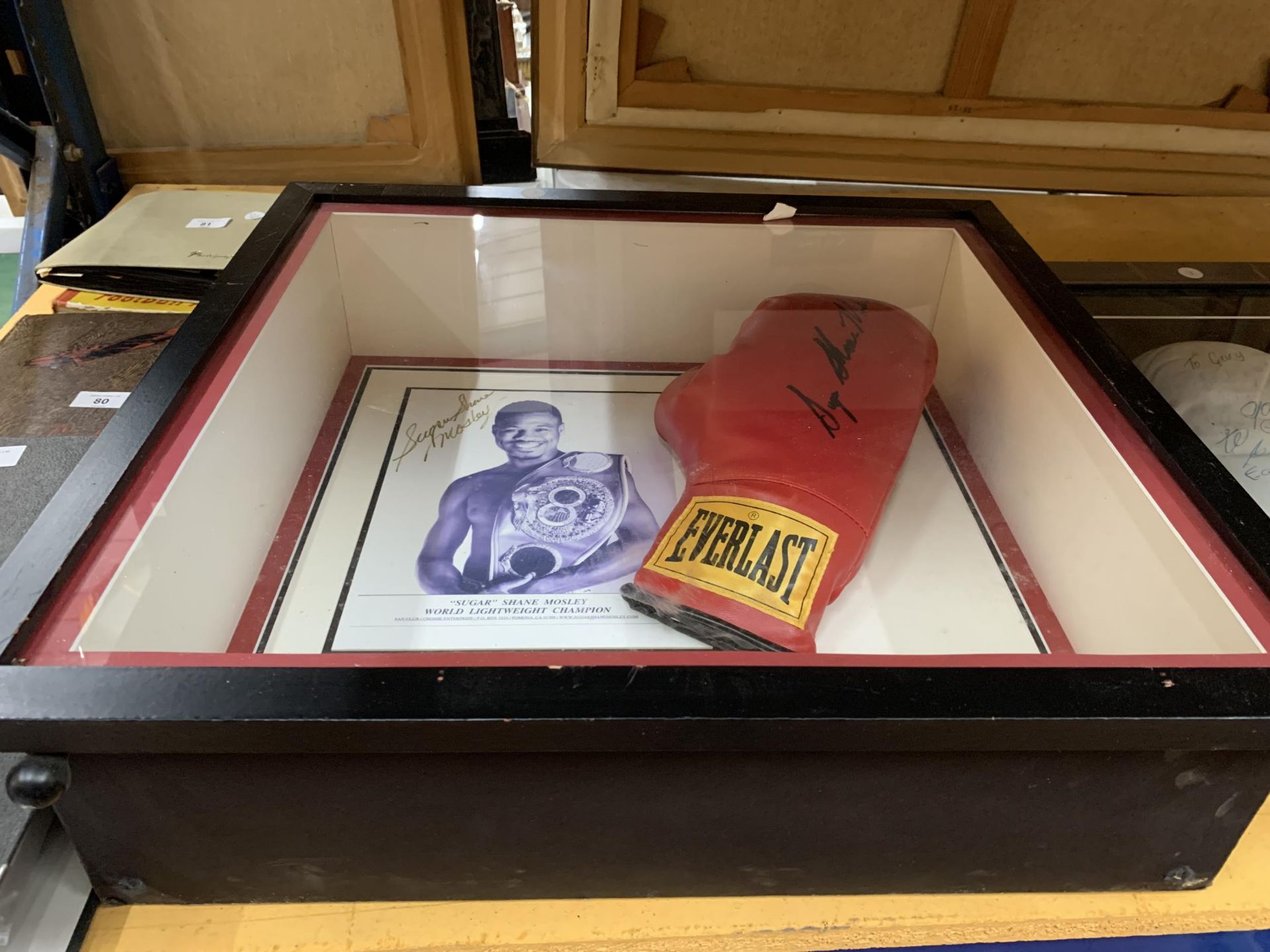 A FRAMED & SIGNED SUGAR SHANE MOSLEY BOXING GLOVE & PHOTOGRAPH - Image 5 of 5