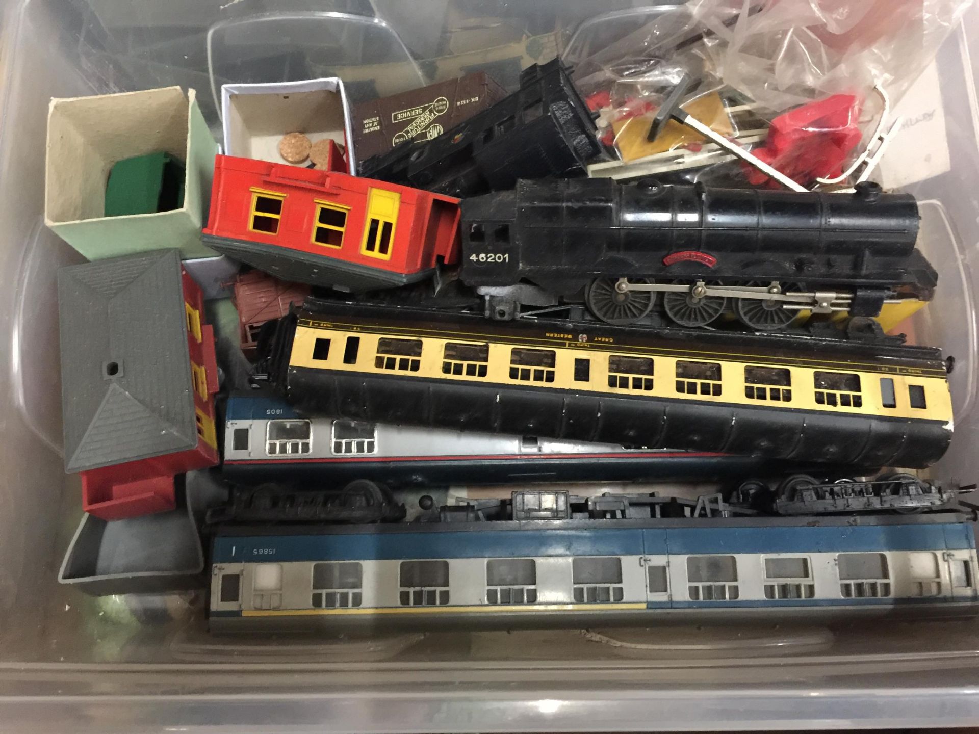 A LARGE QUANTITY OF MODEL RAILWAY ITEMS TO INCLUDE ENGINES, CARRIAGES, TRAIN TRACK, BUILDINGS AND - Image 2 of 5