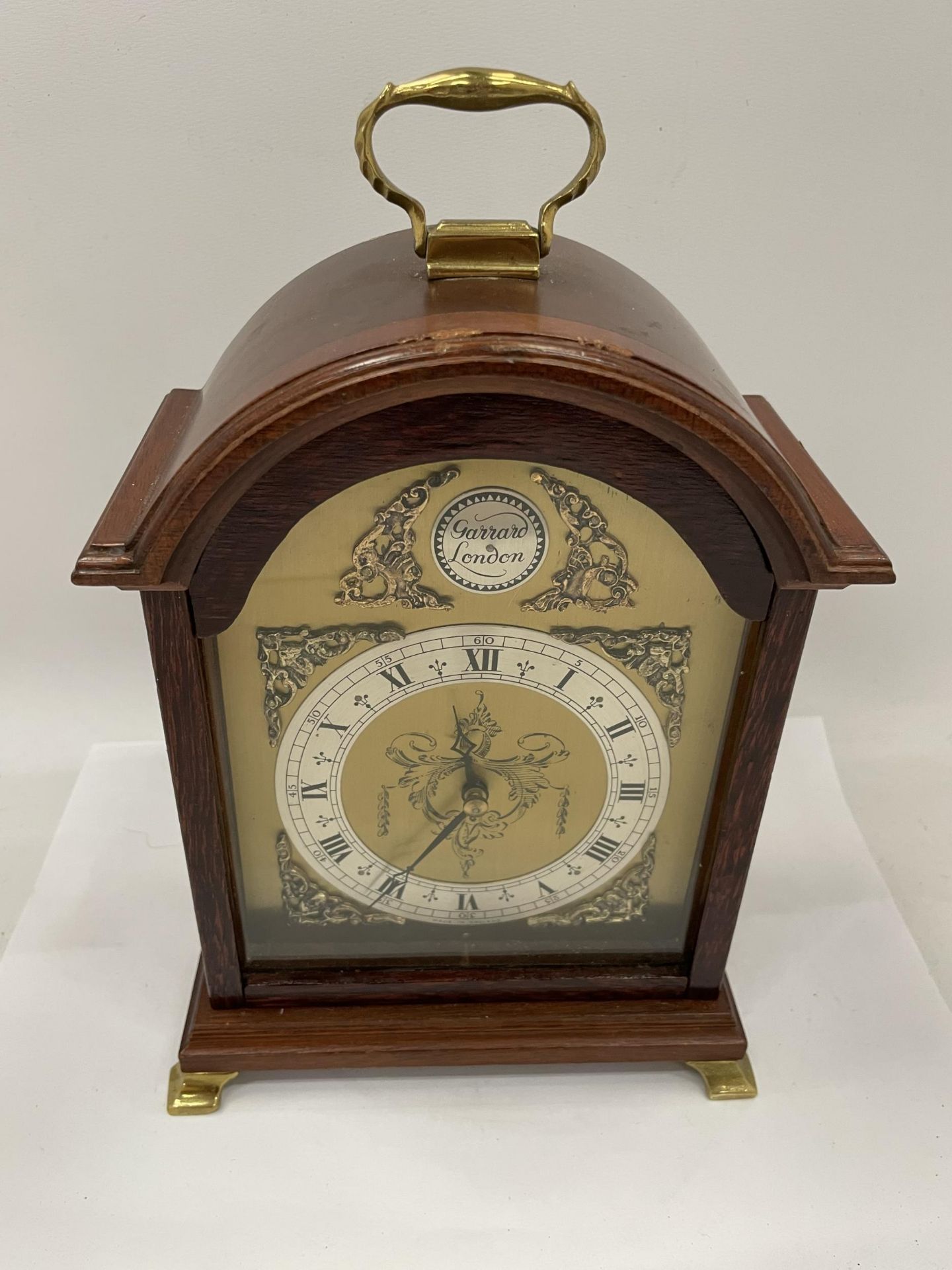 A GARRARD OF LONDON OAK MANTLE CLOCK WITH KEY