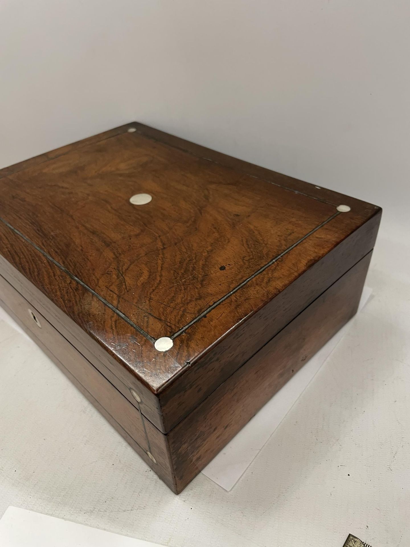 AN ANTIQUE ROSEWOOD JEWELLERY BOX WITH MOTHER OF PEARL INLAY - Image 2 of 3