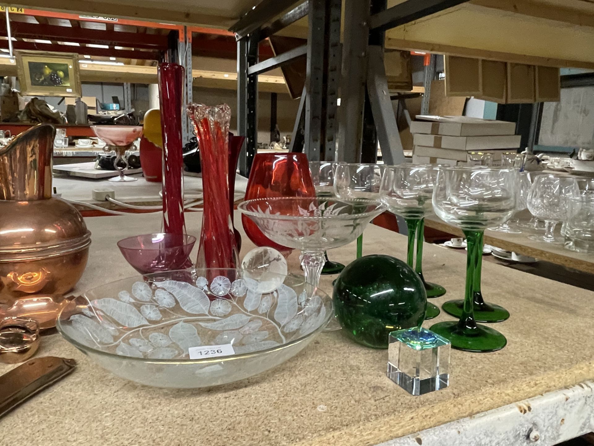 A MIXED GROUP OF GLASSWARE, GREEN STEM WINE GLASSES, CRANBERRY GLASS ETC