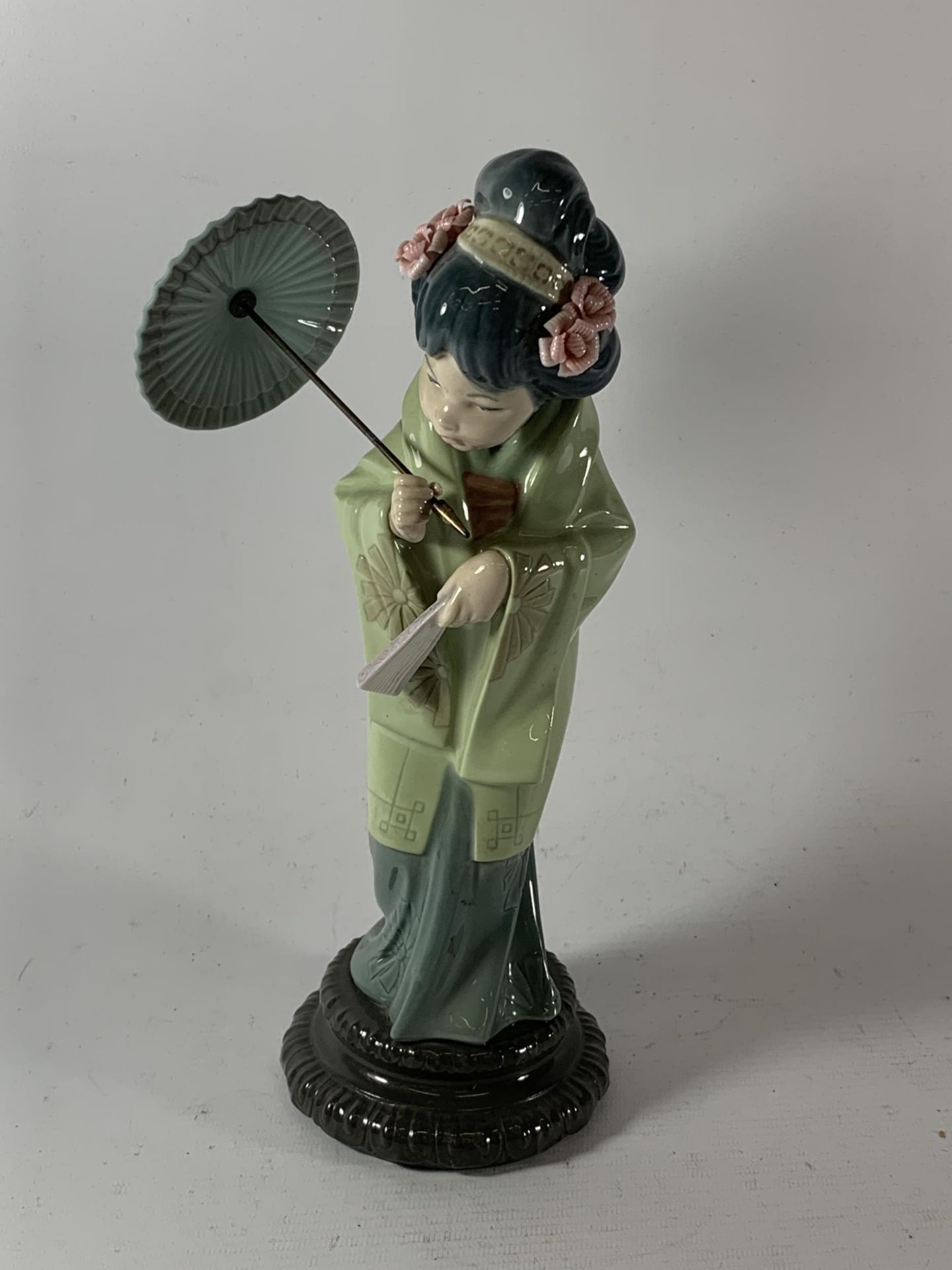 A LLADRO GEISHA GIRL MODEL HOLDING A PARASOL