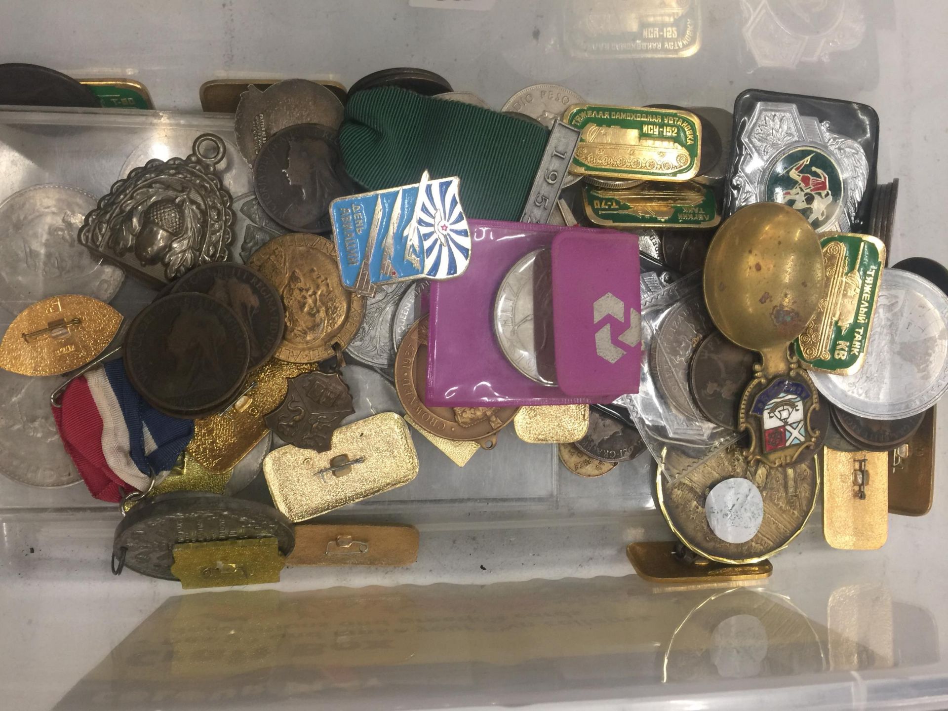 A QUANTITY OF VINTAGE PENNIES, CROWNS, RUSSIAN BADGES, ETC