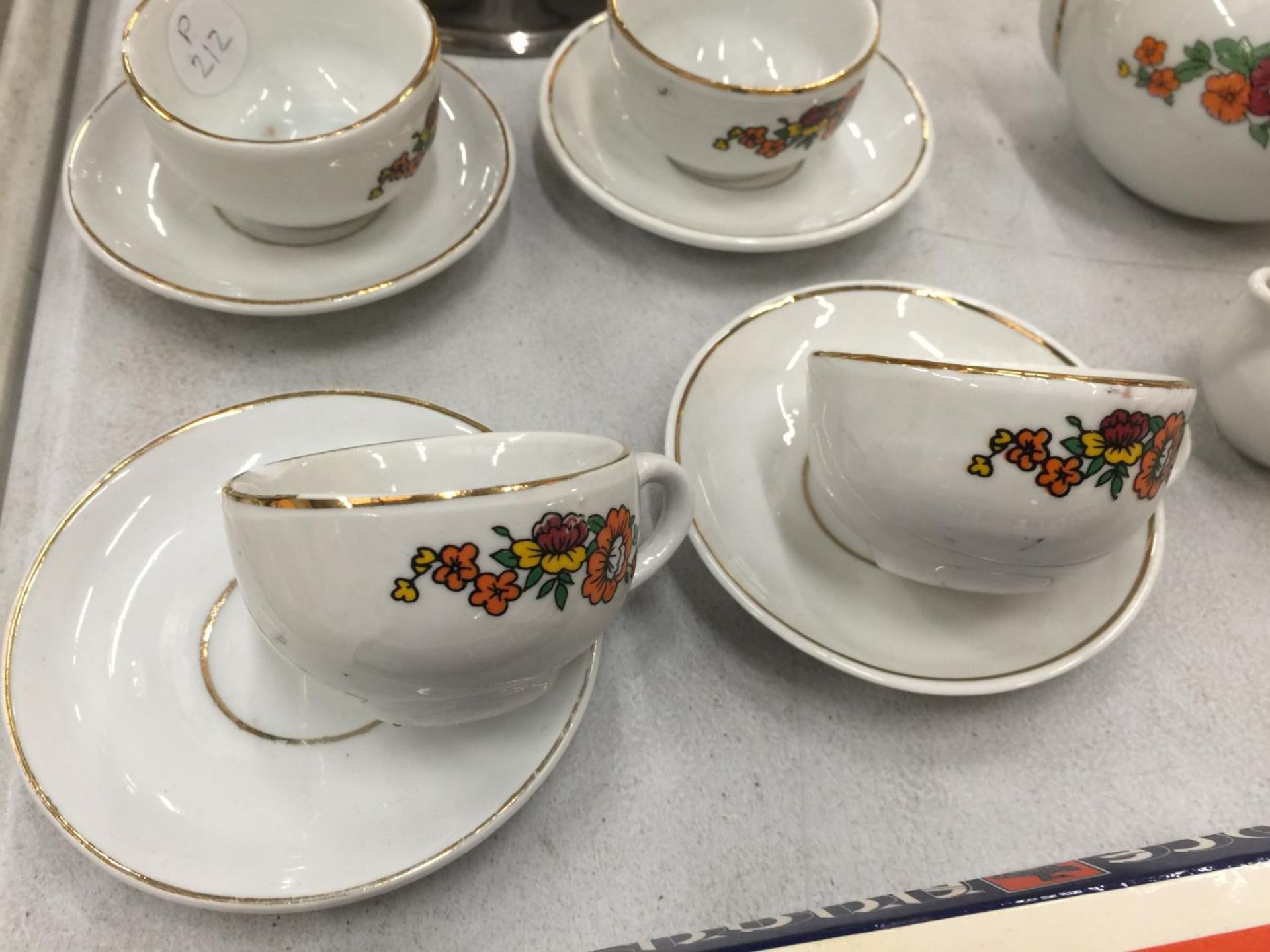 A VINTAGE CHILD'S CERAMIC TEASET TO INCLUDE FOOUR CUPS AND SAUCERS, A TEAPOT AND A CREAM JUG - Image 5 of 6