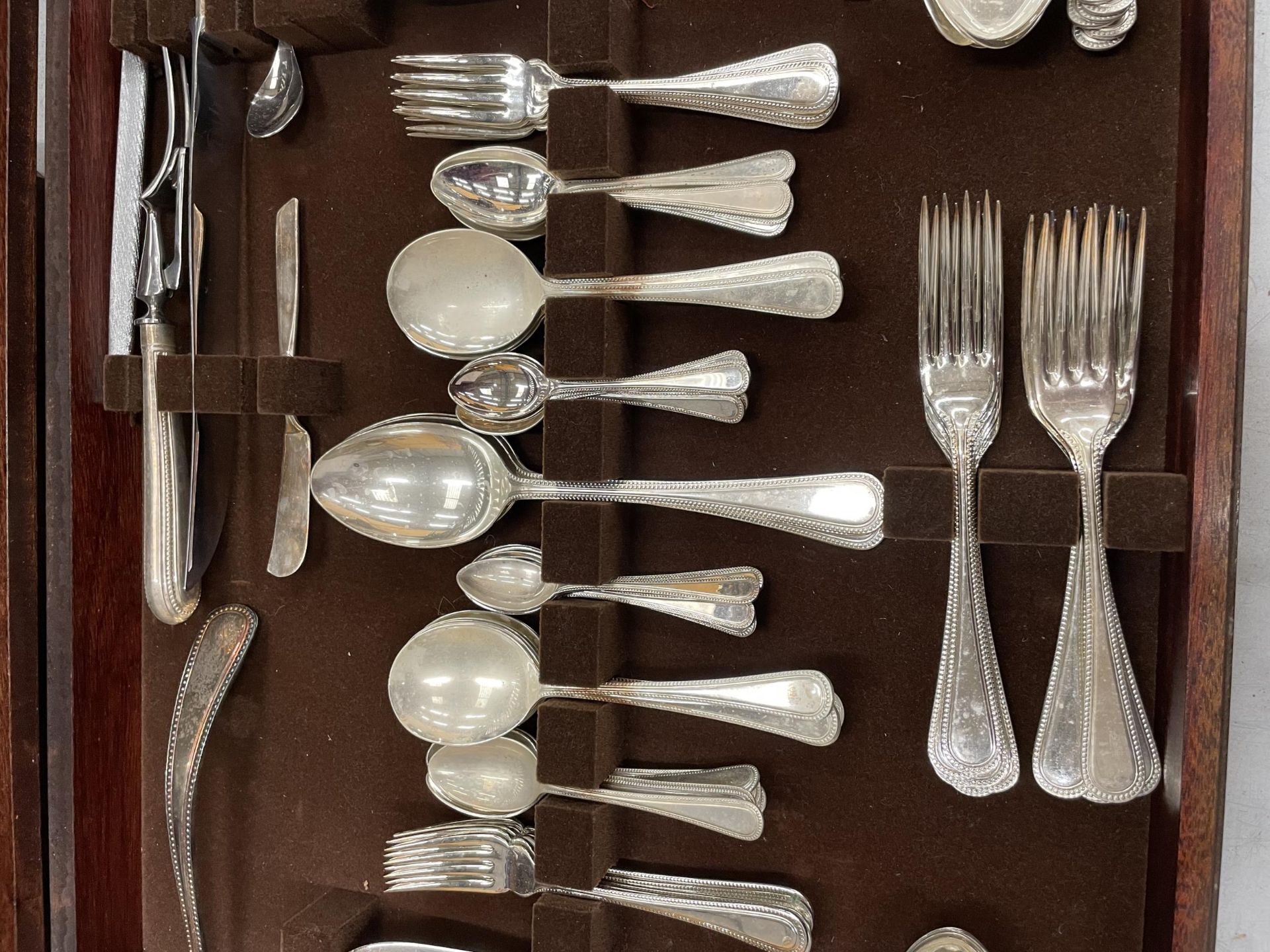 A LARGE ONE HUNDRED AND THIRTY PIECE TWELVE PLACE SETTING SILVER PLATED CANTEEN OF CUTLERY WITH - Image 6 of 7