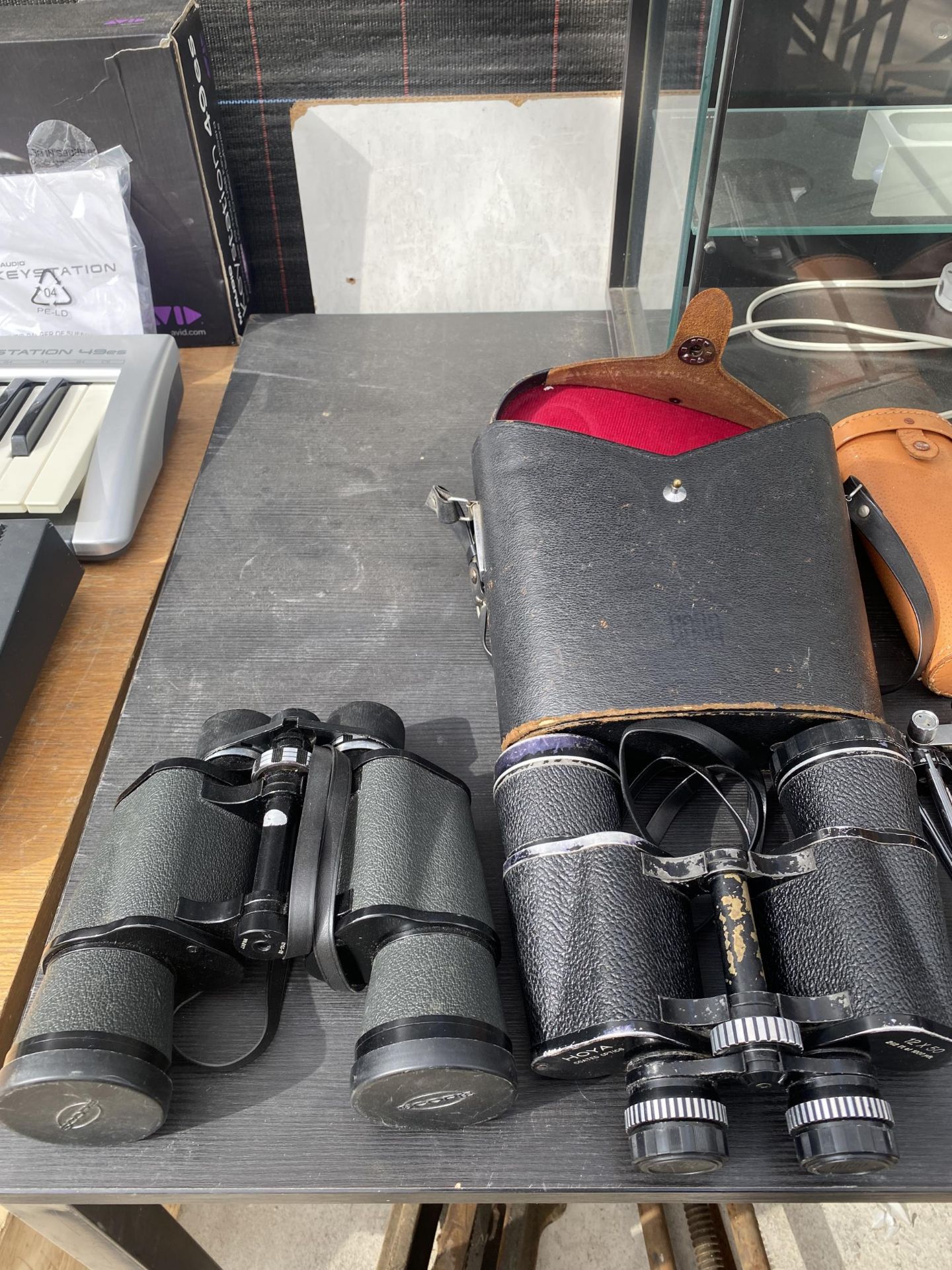 AN ASSORTMENT OF BINOCULARS AND BINOCULAR CASES - Image 2 of 4