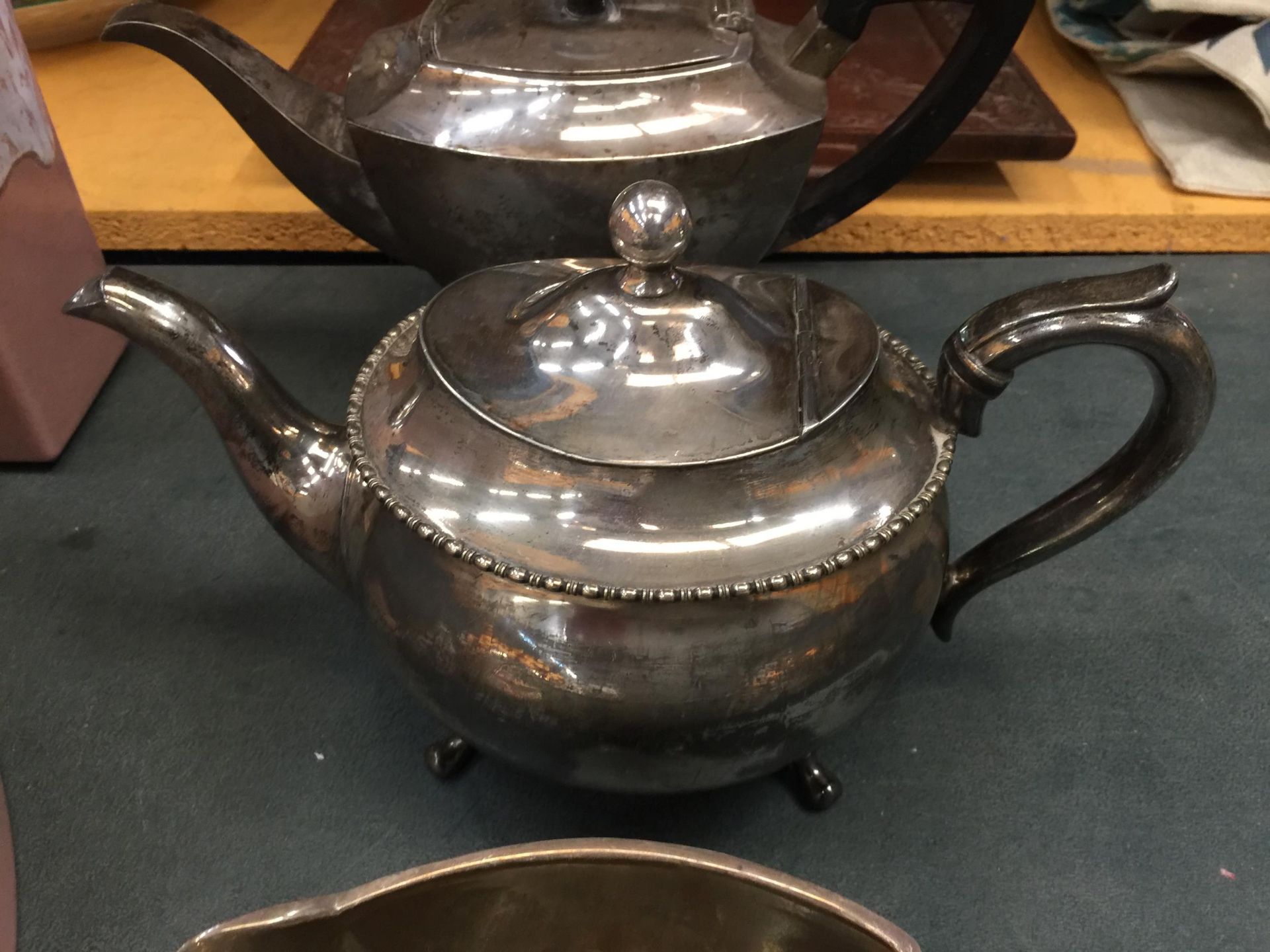 A MIXED GROUP OF SILVER PLATED ITEMS, TEAPOTS ETC - Image 3 of 5