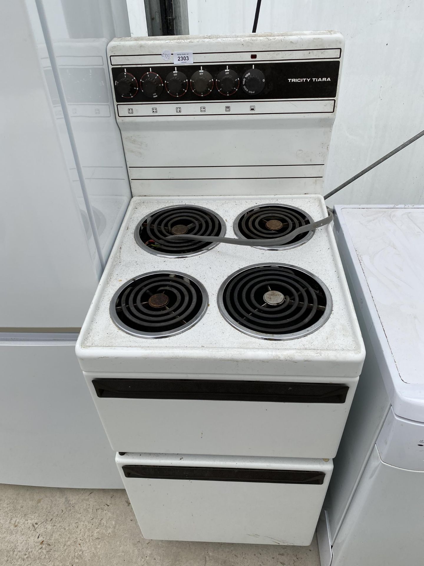 A WHITE TRICITY TIARA ELECTRIC OVEN AND HOB