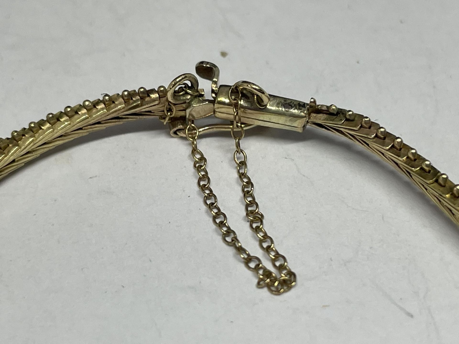 A THREE COLOUR 9 CARAT GOLD BRACELET GROSS WEIGHT 7.68 GRAMS - Image 2 of 4